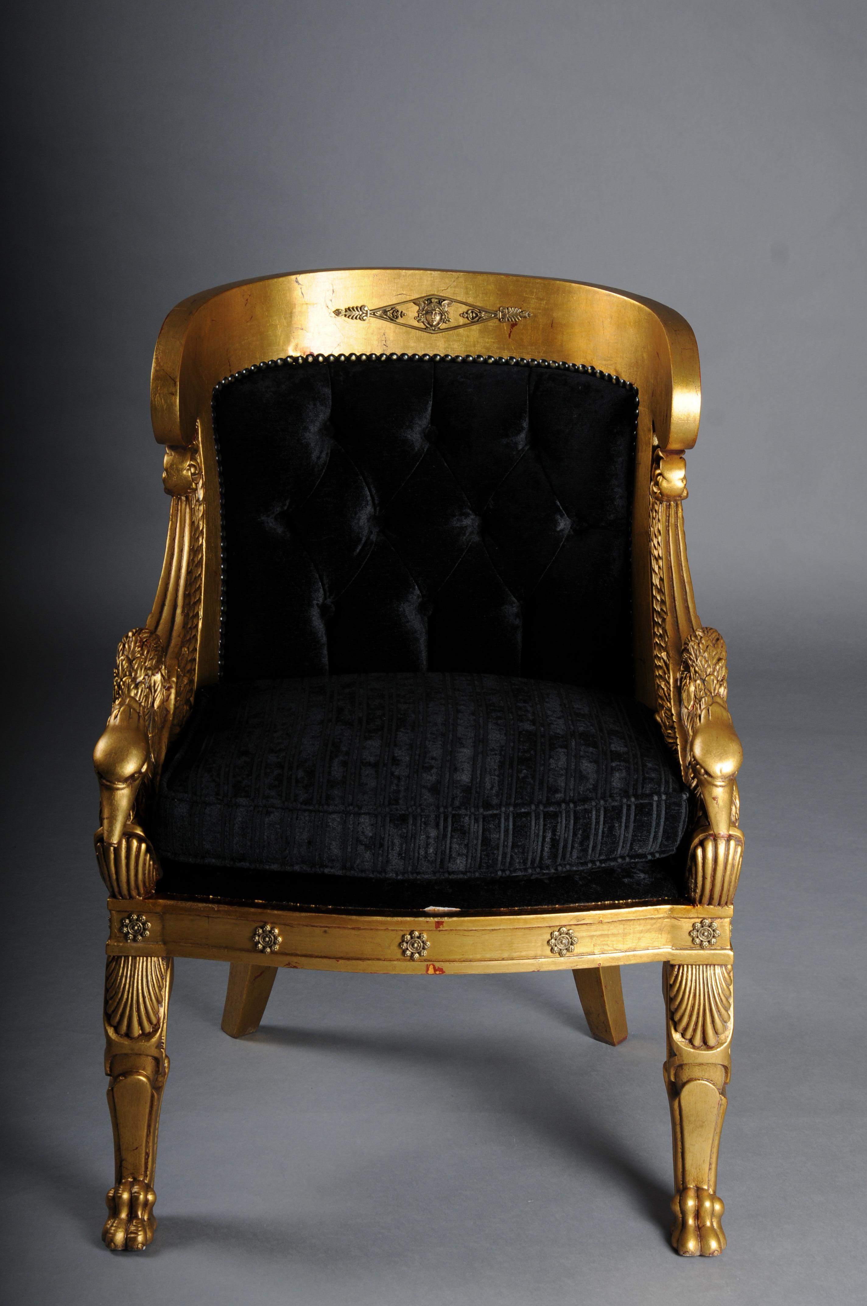 Siglo XX Magnífica Silla/Bergere Cisne Imperio, dorada

Madera maciza, tallada a mano, con una artesanía muy fina y detallada. Todo el marco está tallado en madera de haya maciza. Tapizado clásico con tapicería de tela negra. Presenta un