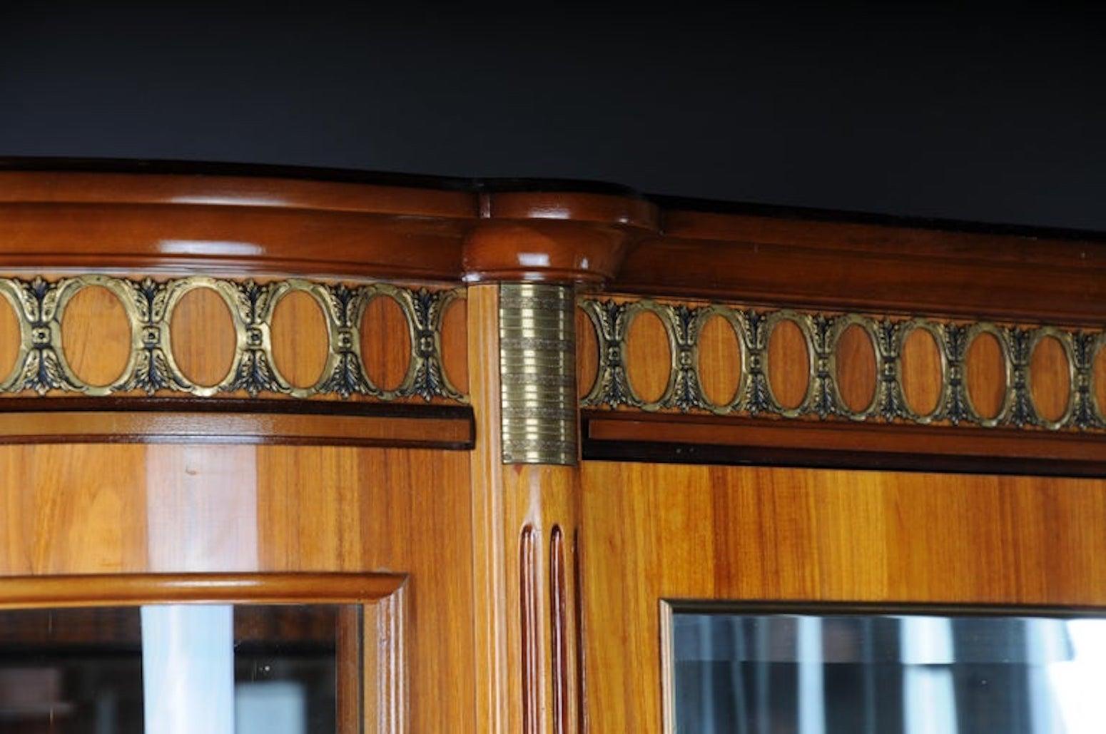 20th Century Magnificent French Louis XVI Style Display Cabinet In Good Condition For Sale In Berlin, DE