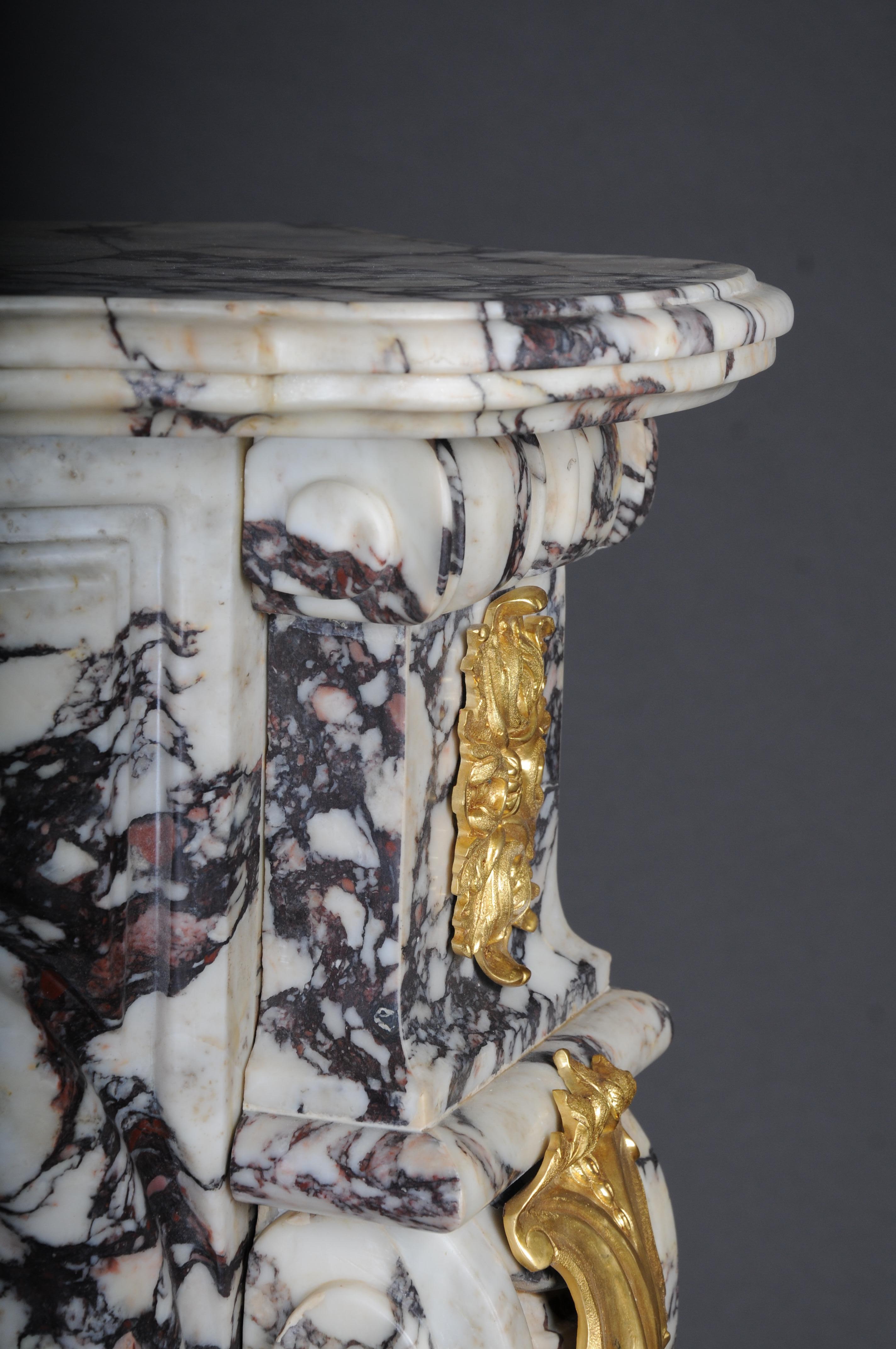 Prächtiger französischer Marmorkamin des 20. Jahrhunderts mit vergoldeter Bronze. im Angebot 4