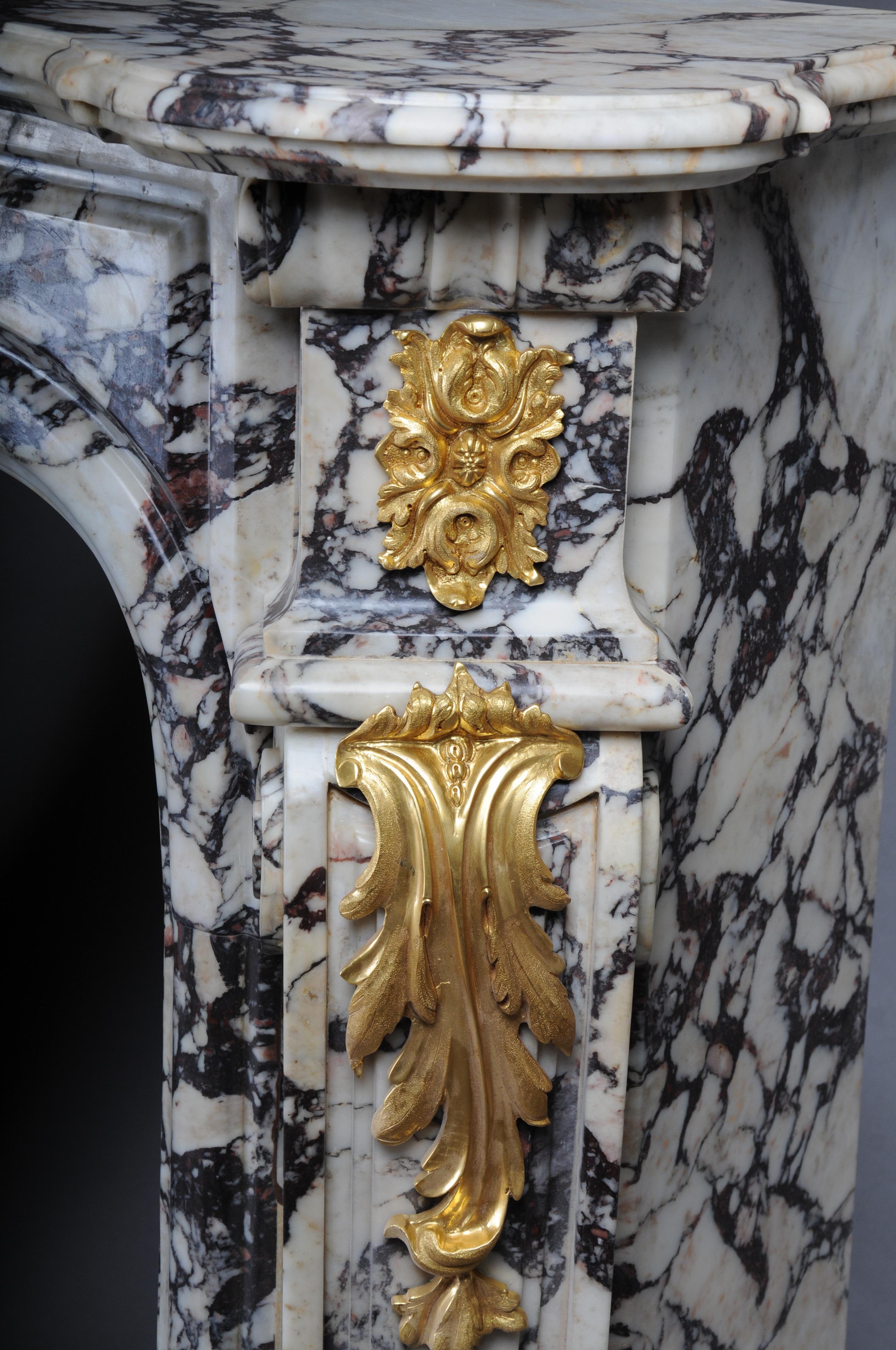 Prächtiger französischer Marmorkamin des 20. Jahrhunderts mit vergoldeter Bronze. im Angebot 12