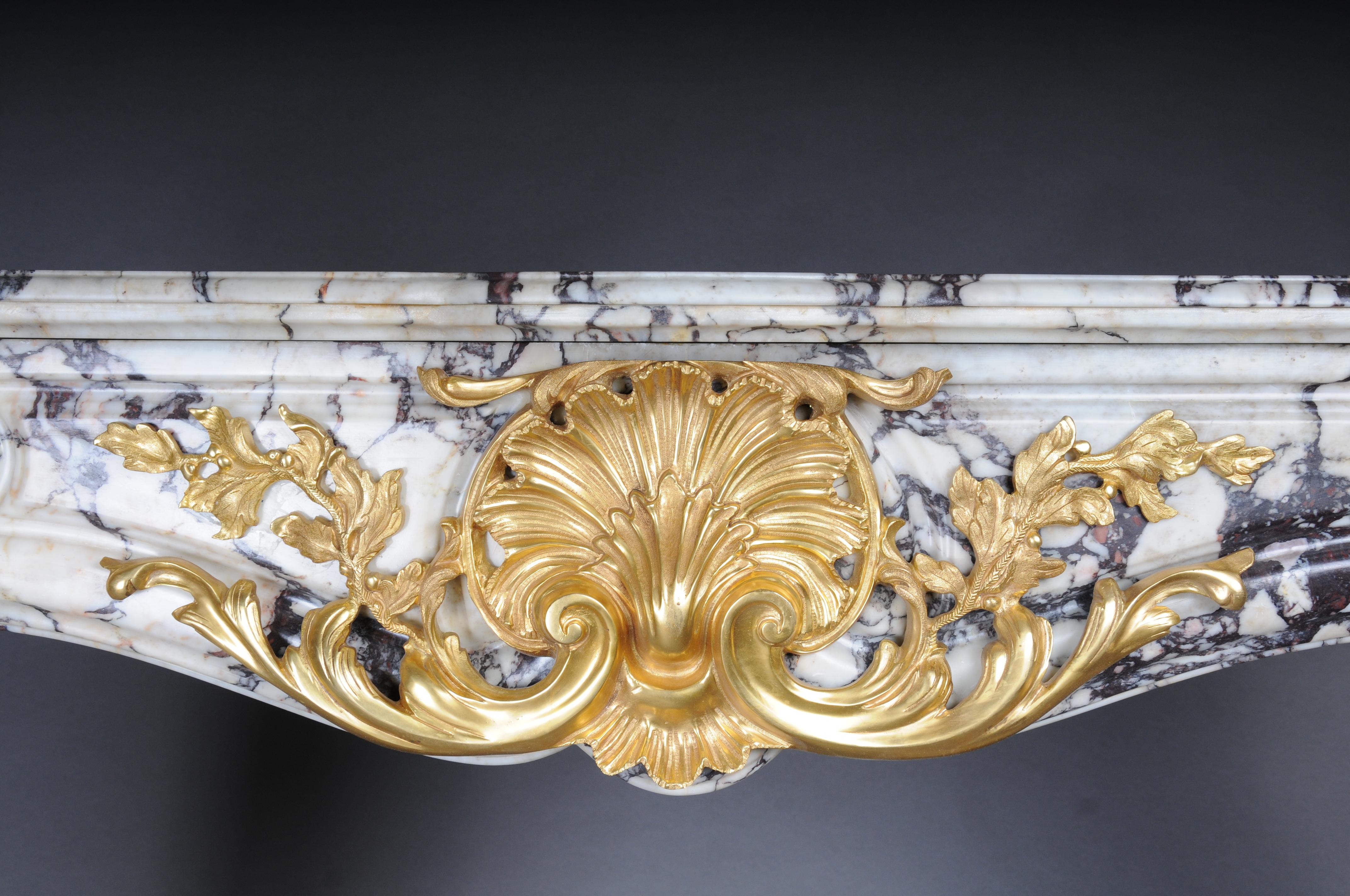 20th Century Magnificent French marble fireplace with gilded bronze. In Good Condition For Sale In Berlin, DE