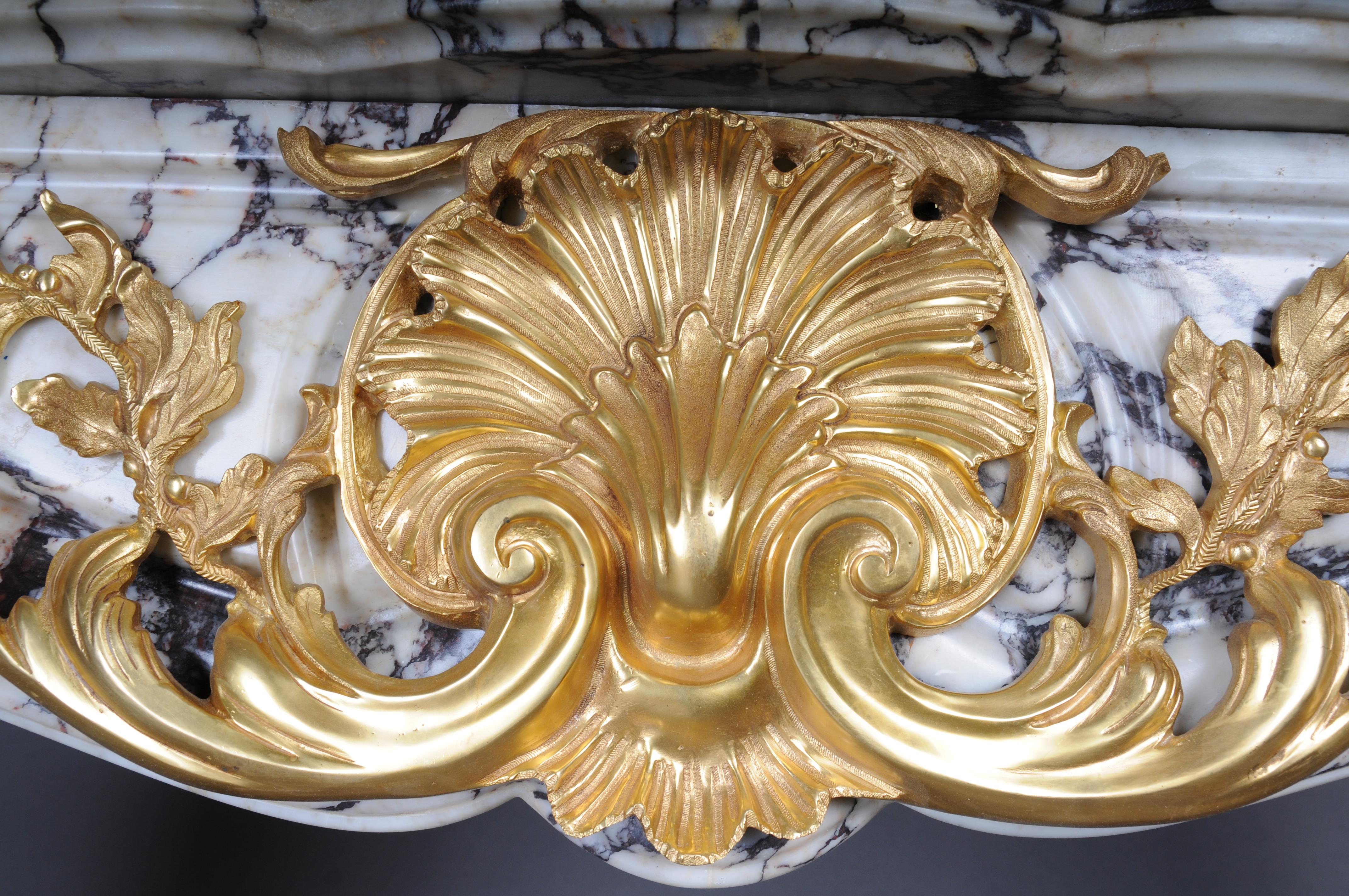 Prächtiger französischer Marmorkamin des 20. Jahrhunderts mit vergoldeter Bronze. im Angebot 1