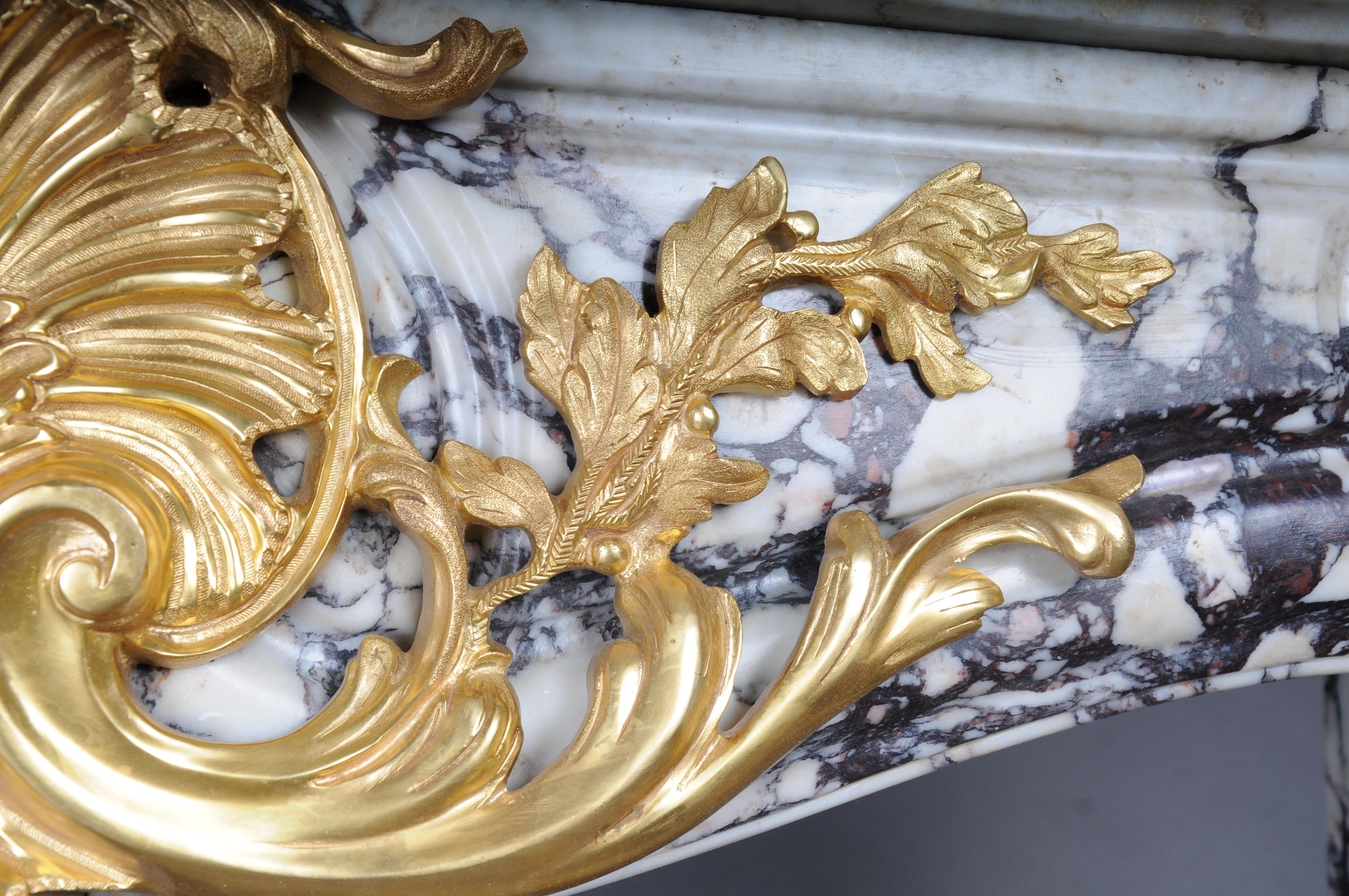 Prächtiger französischer Marmorkamin des 20. Jahrhunderts mit vergoldeter Bronze. im Angebot 2