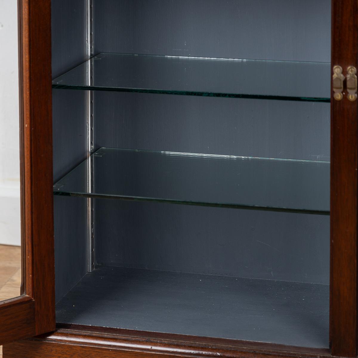 20th Century Mahogany Display Cabinet, c. 1920 For Sale 7