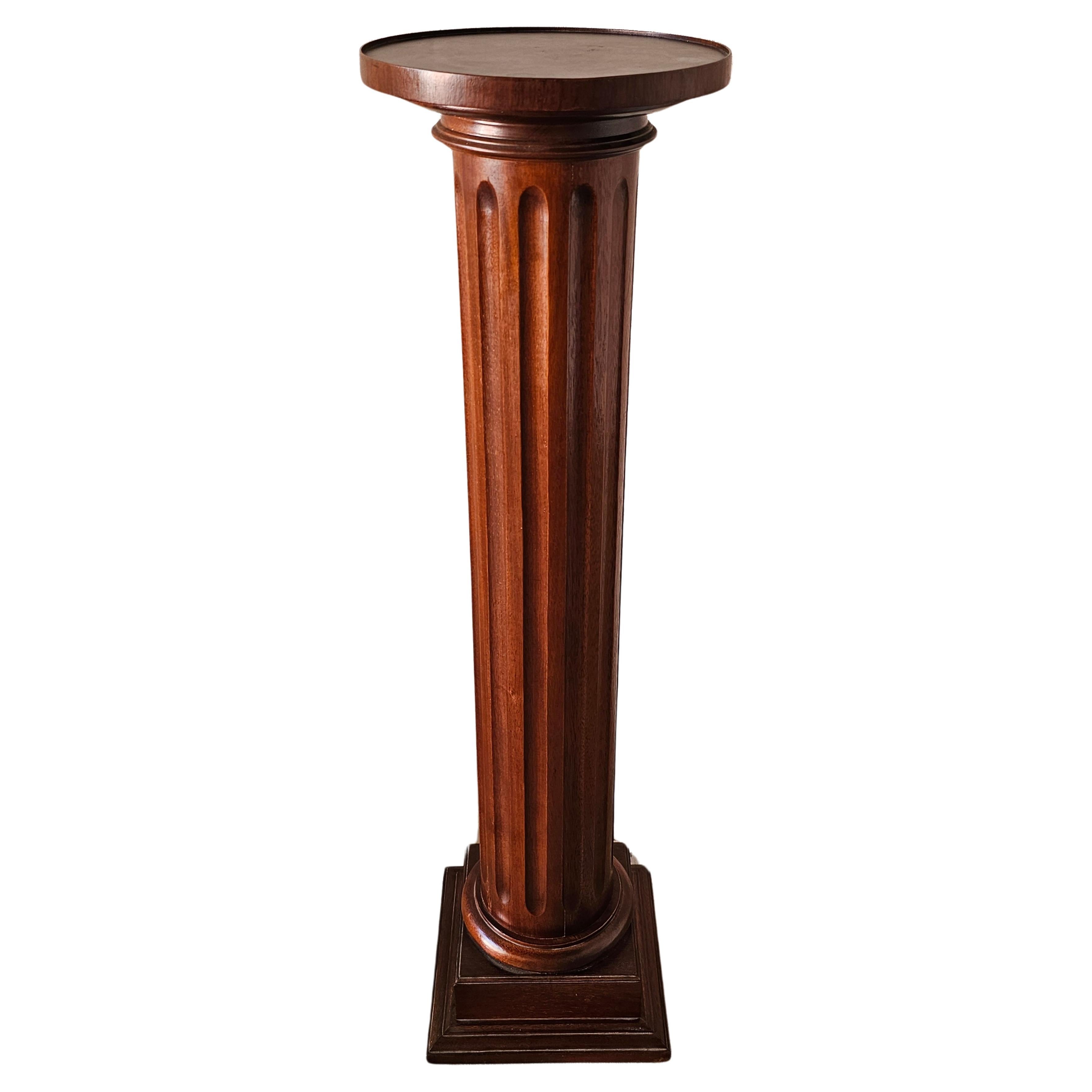 Piédestal en acajou du 20ème siècle de style ordre ionique en forme de colonne