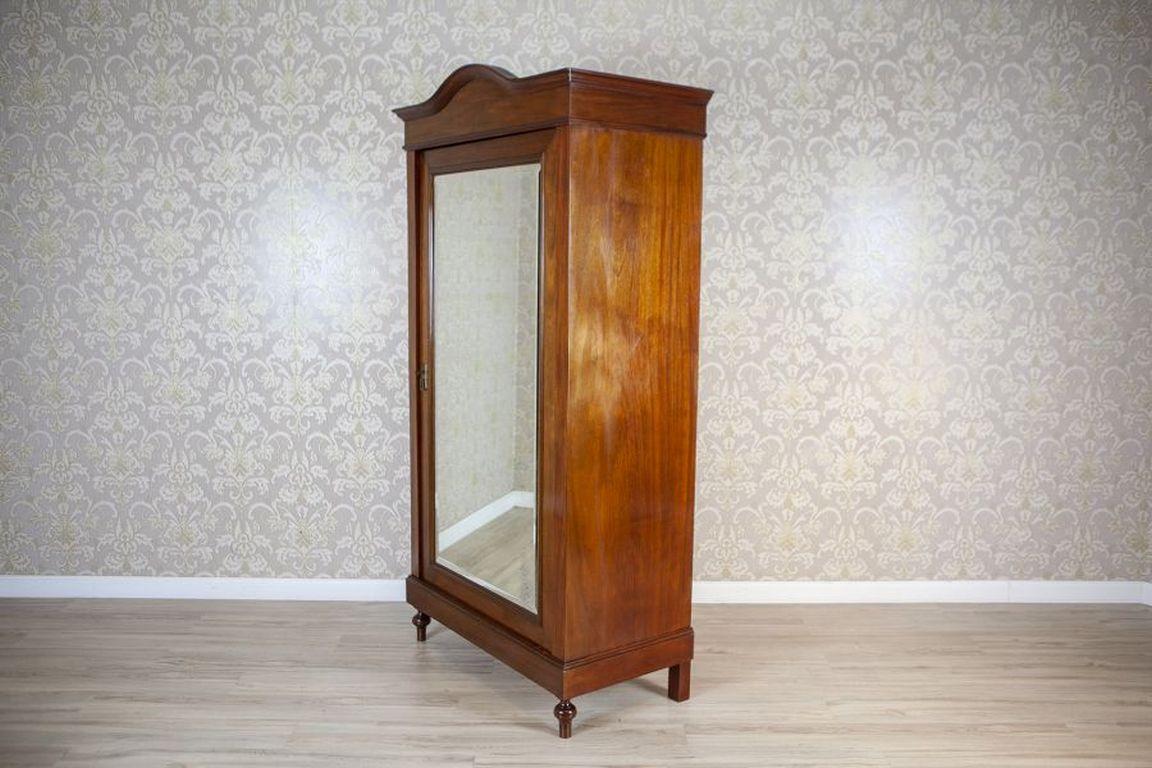 20th-Century Mahogany Linen-Press With Mirror

A mahogany single-winged linen-press from the early 20th century. The interior of the furniture is divided into shelves and two drawers, with large beveled mirror doors showing signs of time, visible in