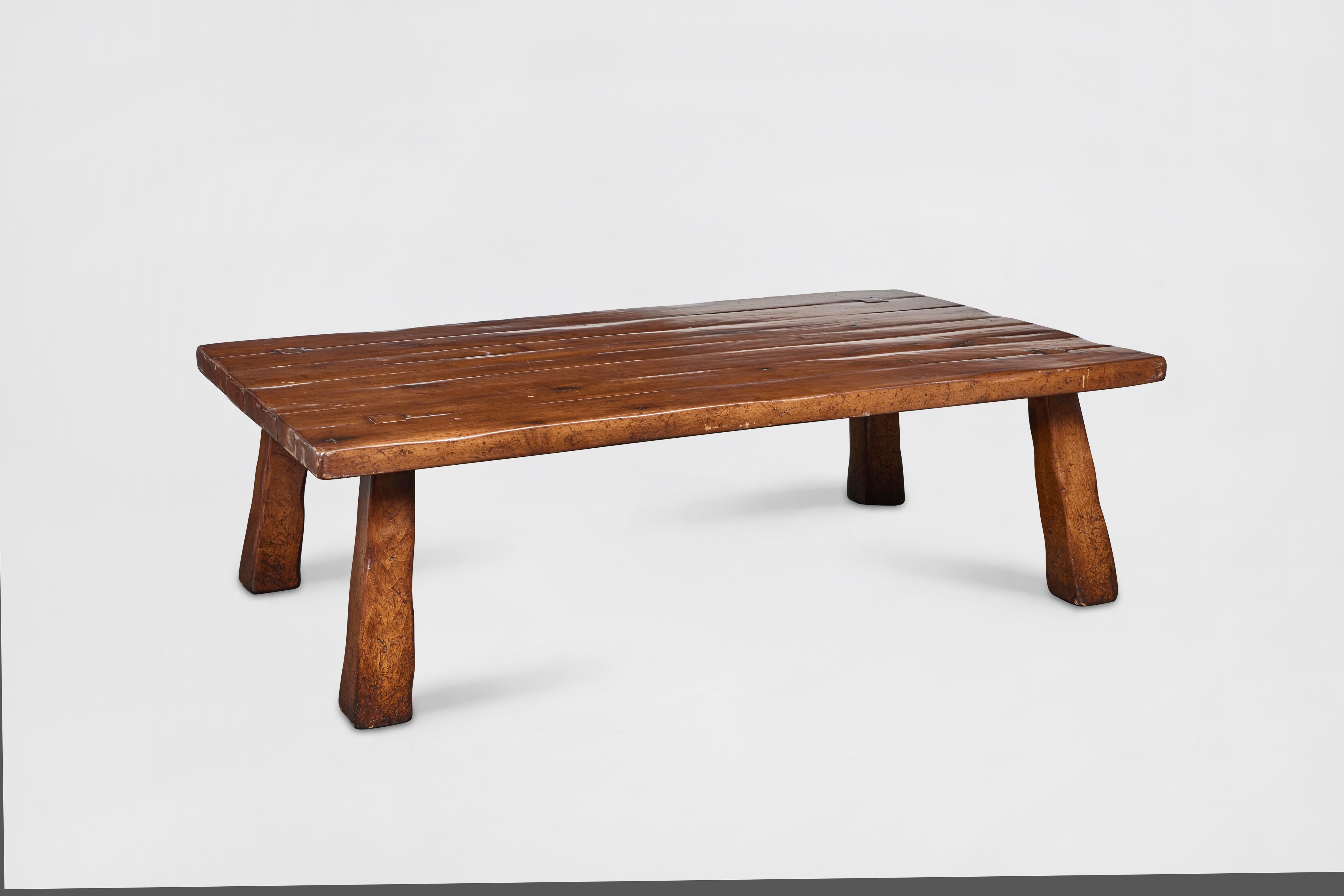 20th century mahogany plank-top rectangular coffee table, with splayed organic shaped legs. Made by John Hall Designs, Los Angeles, 1990. 