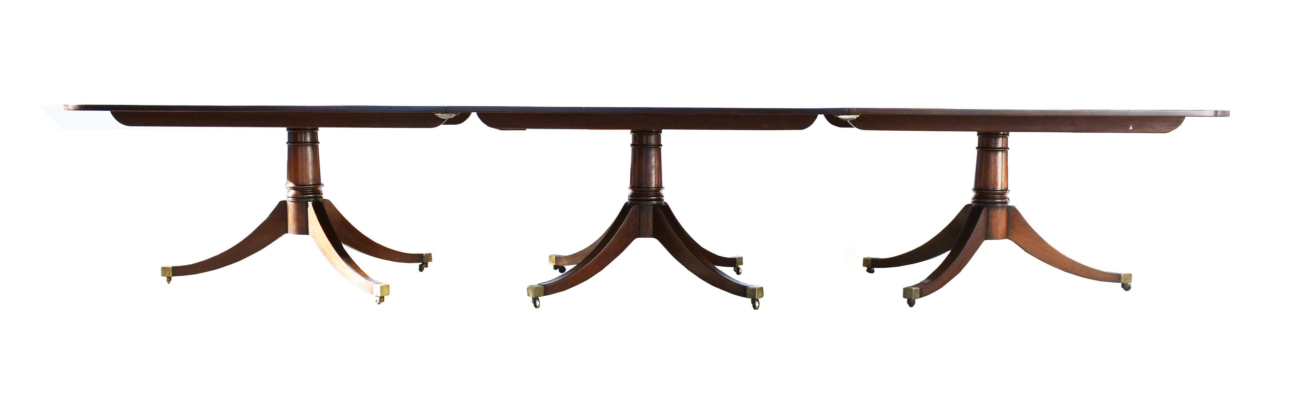 20th Century Mahogany Regency Style Pedestal Dining Table (Englisch)