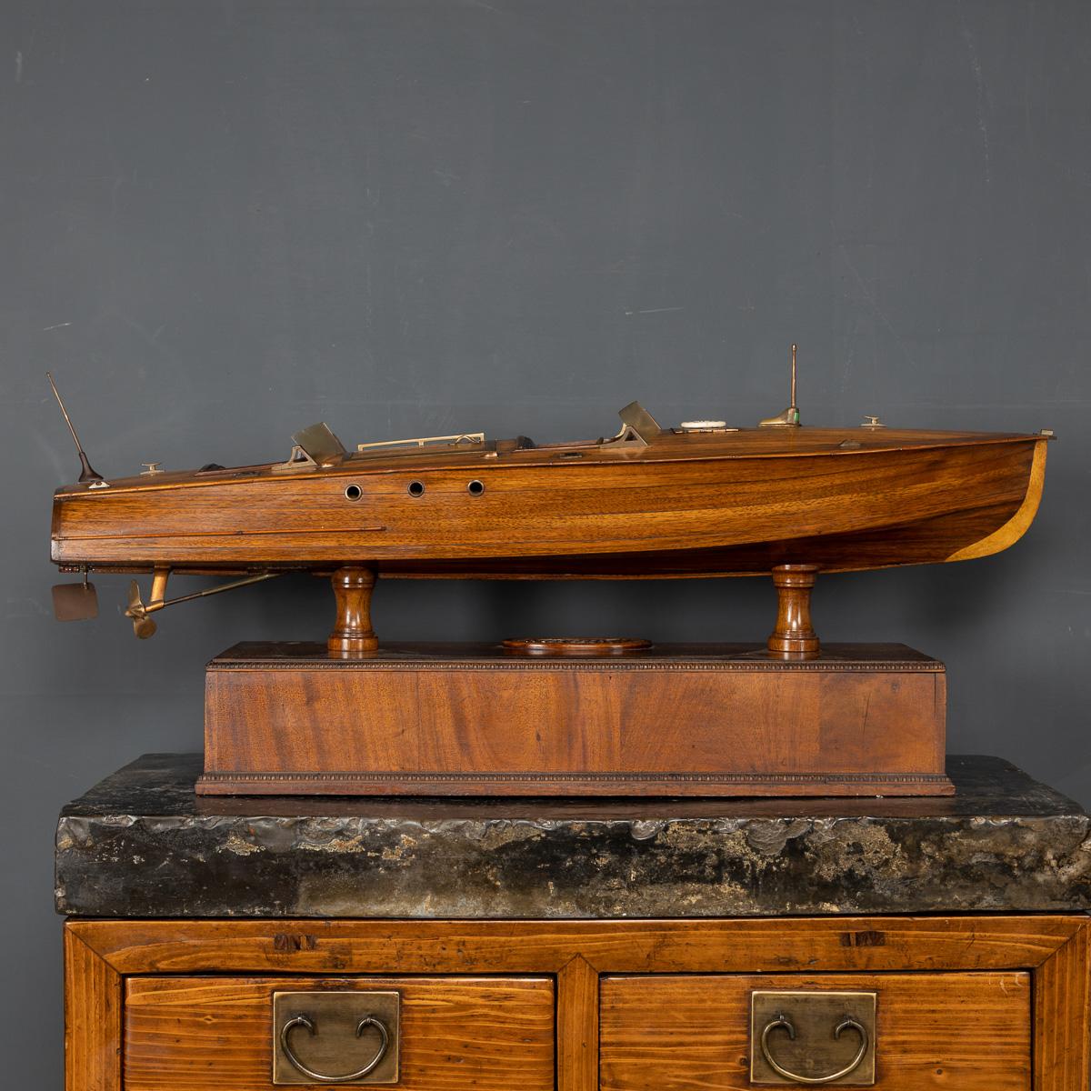 Speed Boat aus Mahagoni und Palisanderholz des 20. Jahrhunderts, hergestellt im Staatlichen Gefängnis, um 1930 (amerikanisch) im Angebot