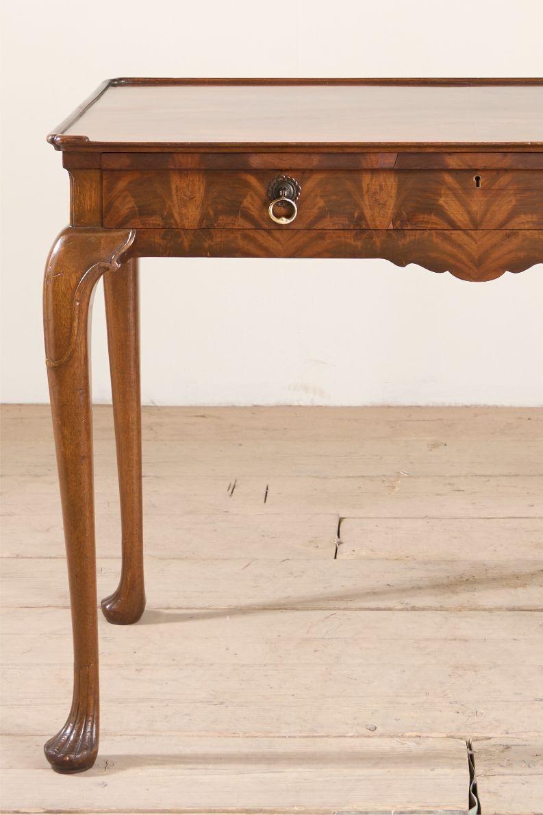 20th century Mahogany silver table by Whytock and Reid In Excellent Condition For Sale In Malton, GB