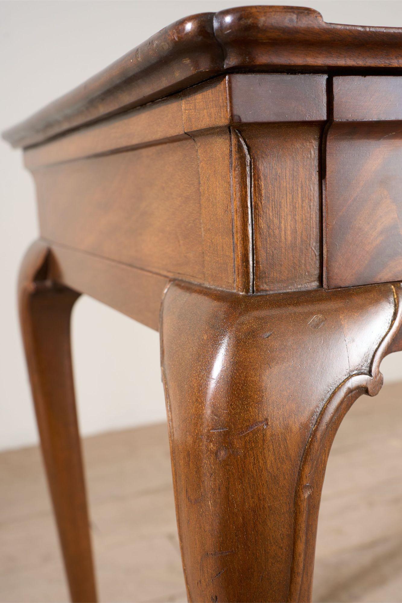 20th century Mahogany silver table by Whytock and Reid For Sale 3
