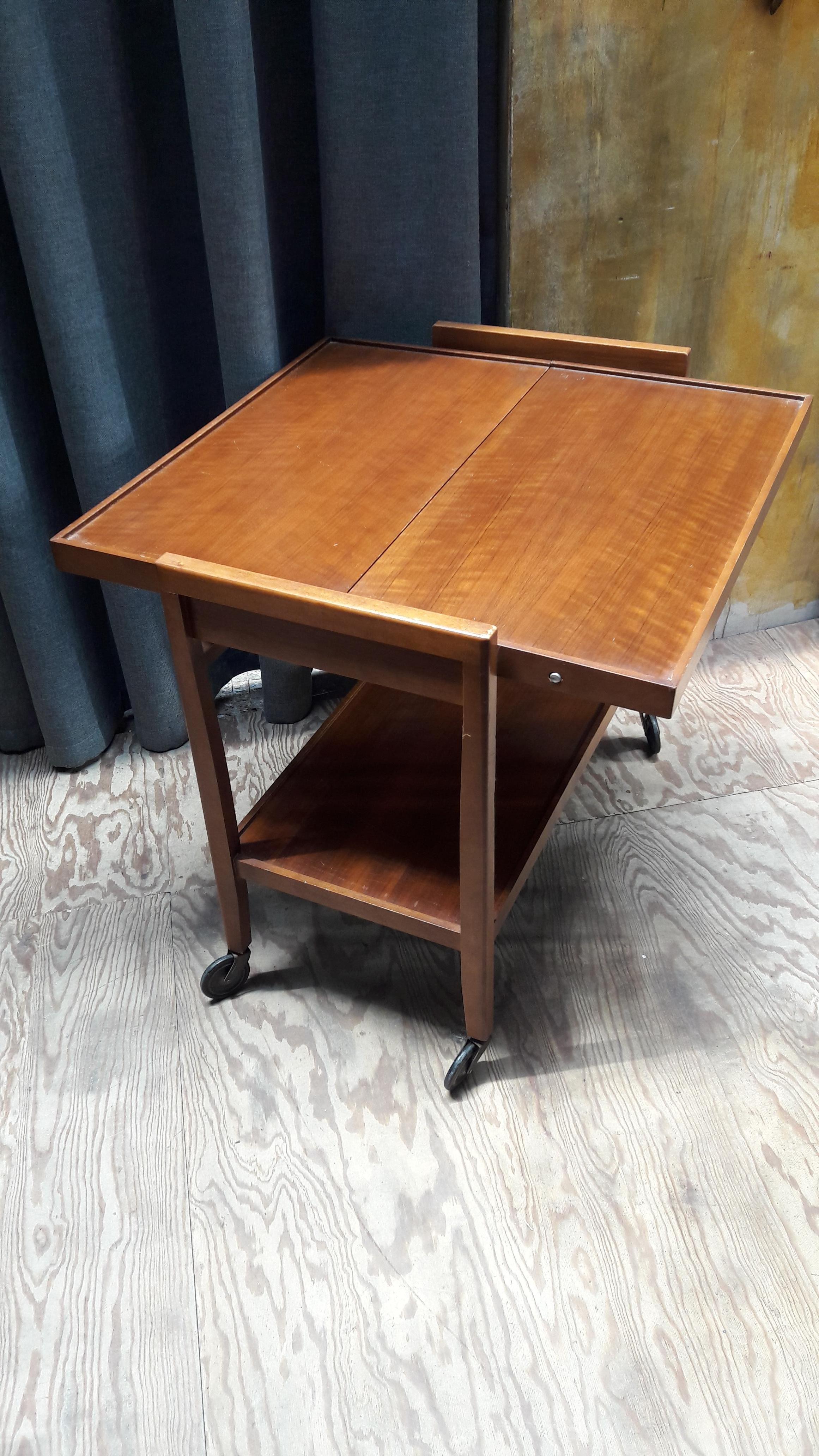 Unusual mahogany 1960s trolley with extendable leaf. Just perfect for the vintage look!