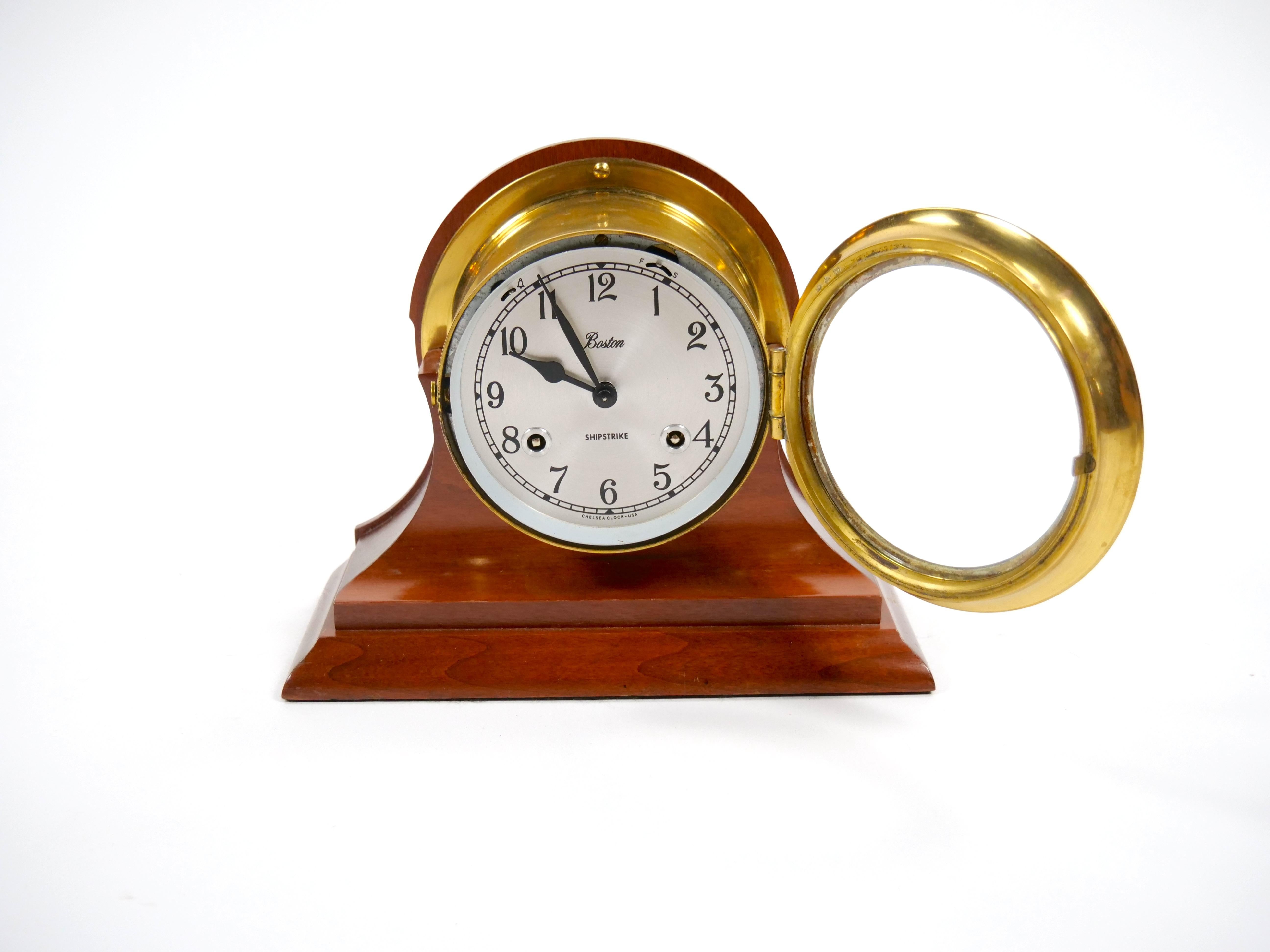 Cette horloge à clochettes Chelsea Ship-Strike de la fin du XXe siècle est une pièce d'horlogerie maritime finement ouvragée, fabriquée par la célèbre Chelsea Clock Company, Boston, États-Unis, vers 1970. Conçue dans le style de l'époque, cette