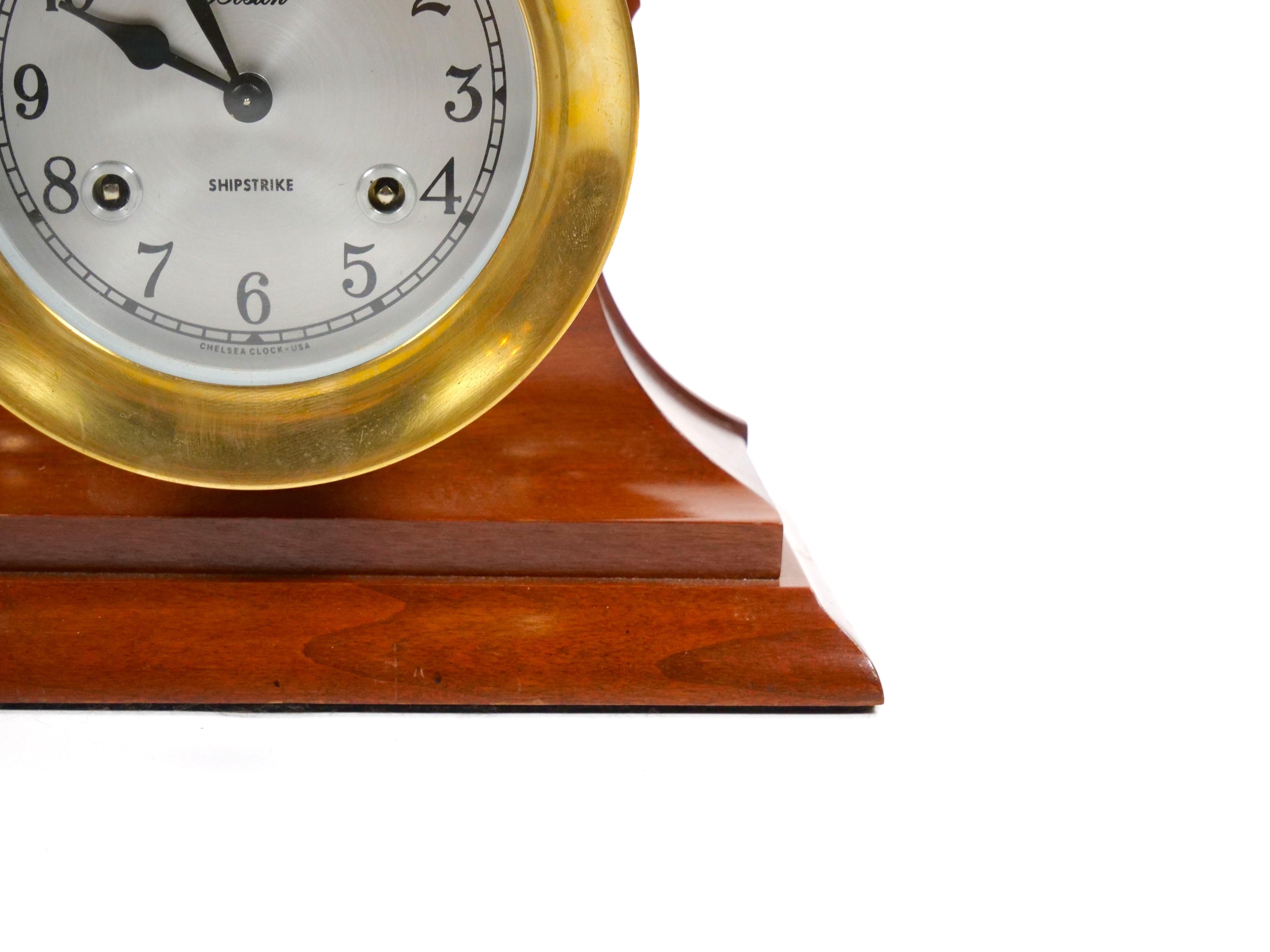 20ième siècle Horloge à clochettes en bois d'acajou et laiton de Chelsea du 20e siècle en vente