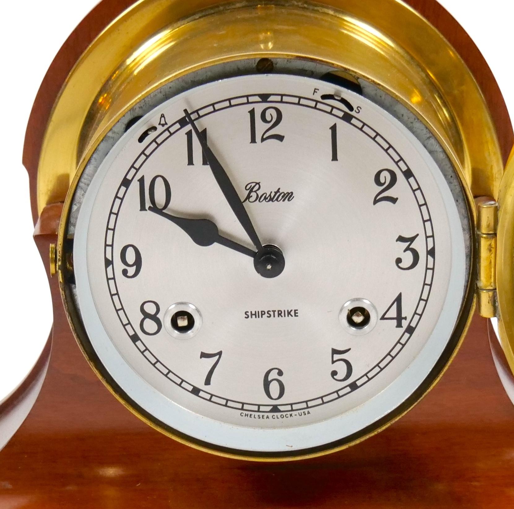 Laiton Horloge à clochettes en bois d'acajou et laiton de Chelsea du 20e siècle en vente