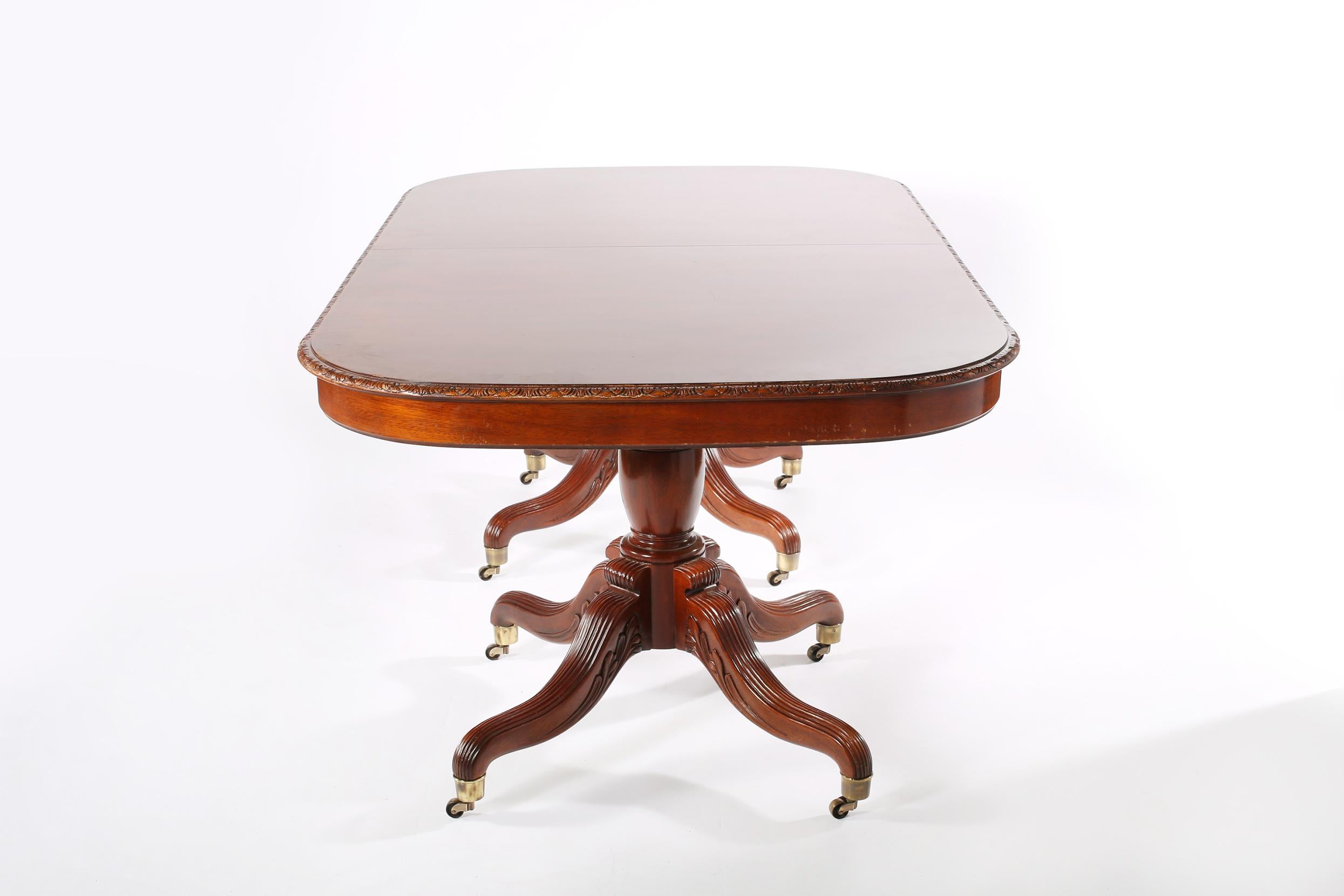 20th Century Mahogany Wood Dining Room Table For Sale 1