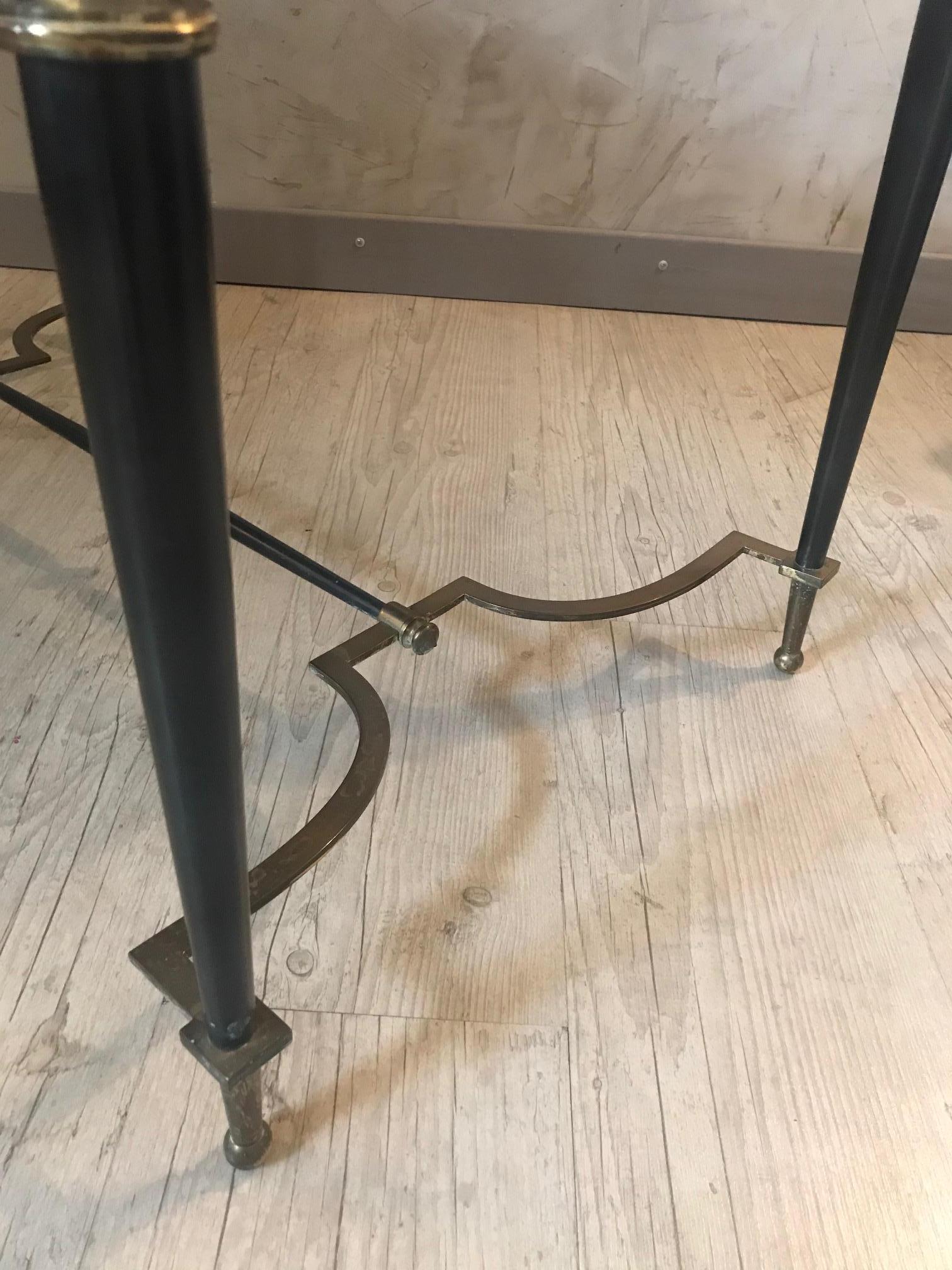 Table basse en laiton et verre noir de style Maison Bagus du XXe siècle, années 1950 Bon état - En vente à LEGNY, FR