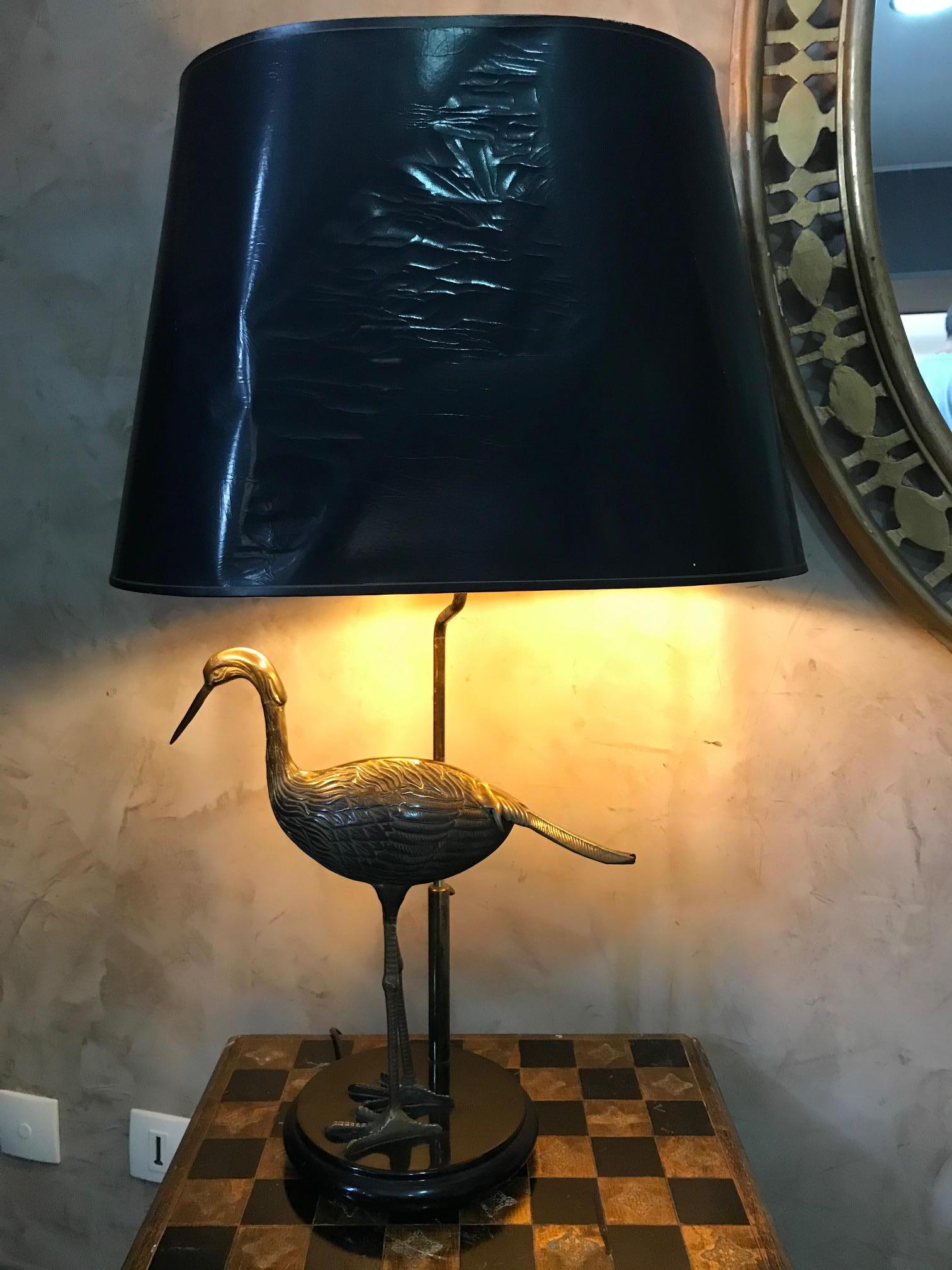 Belle lampe de table Héron en laiton doré de la Maison Charles, datant des années 1960. 
L'abat-jour est endommagé mais c'est l'original. Hauteur réglable. 
Base en bois noirci. Bonne qualité.
  