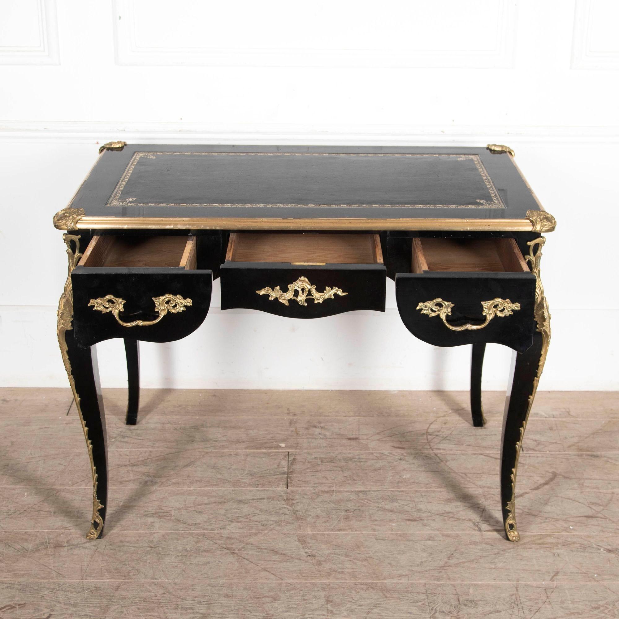 Fabulous black lacquered and ormolu mounted bureau plat, attributed to Maison Jansen.
A chic double-sided free-standing bureau writing table.
Circa 1950.