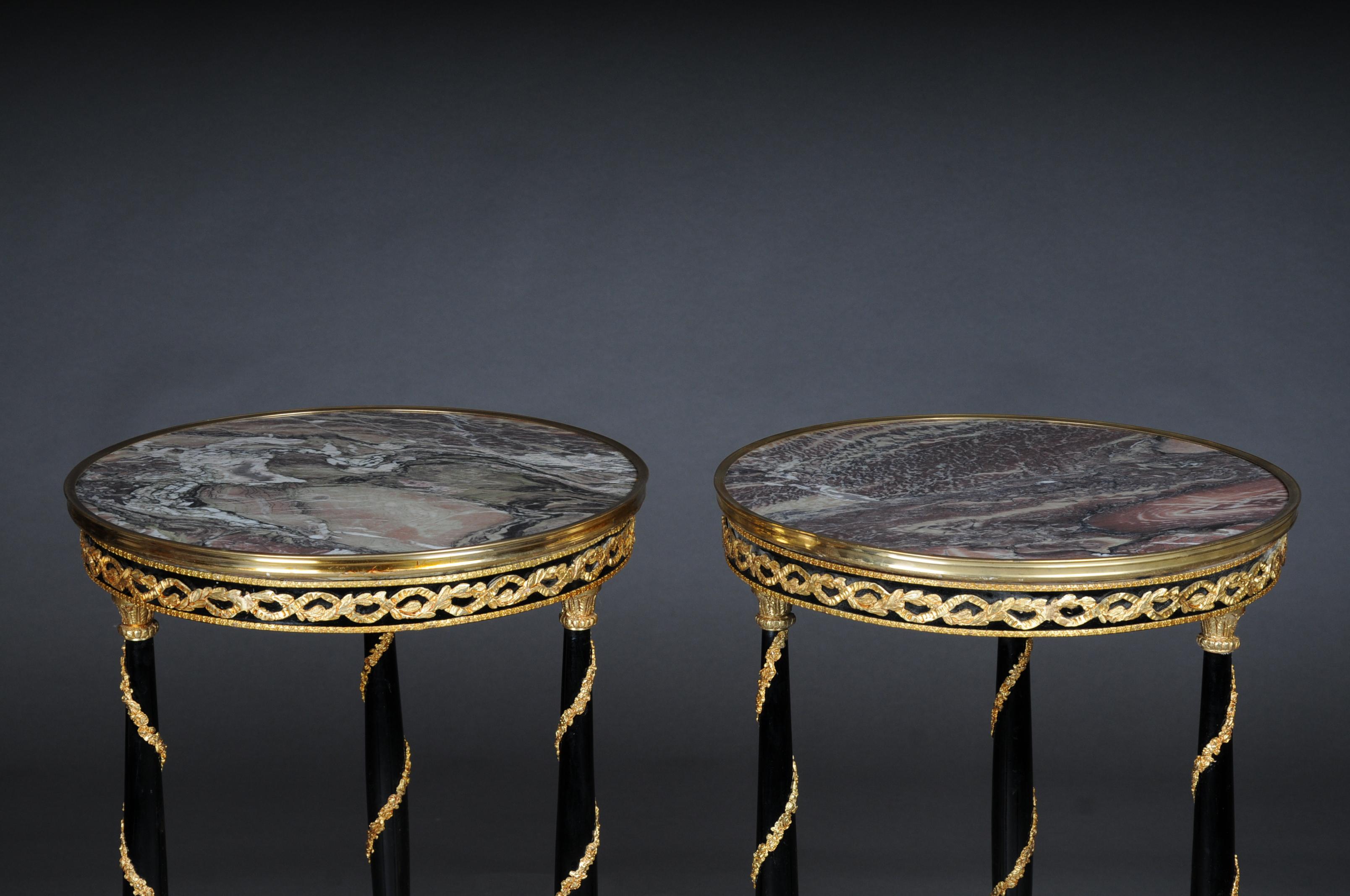 20ième siècle Majestueuse table d'appoint Empire du 20ème siècle en bois de hêtre, marbre, ronde, noire