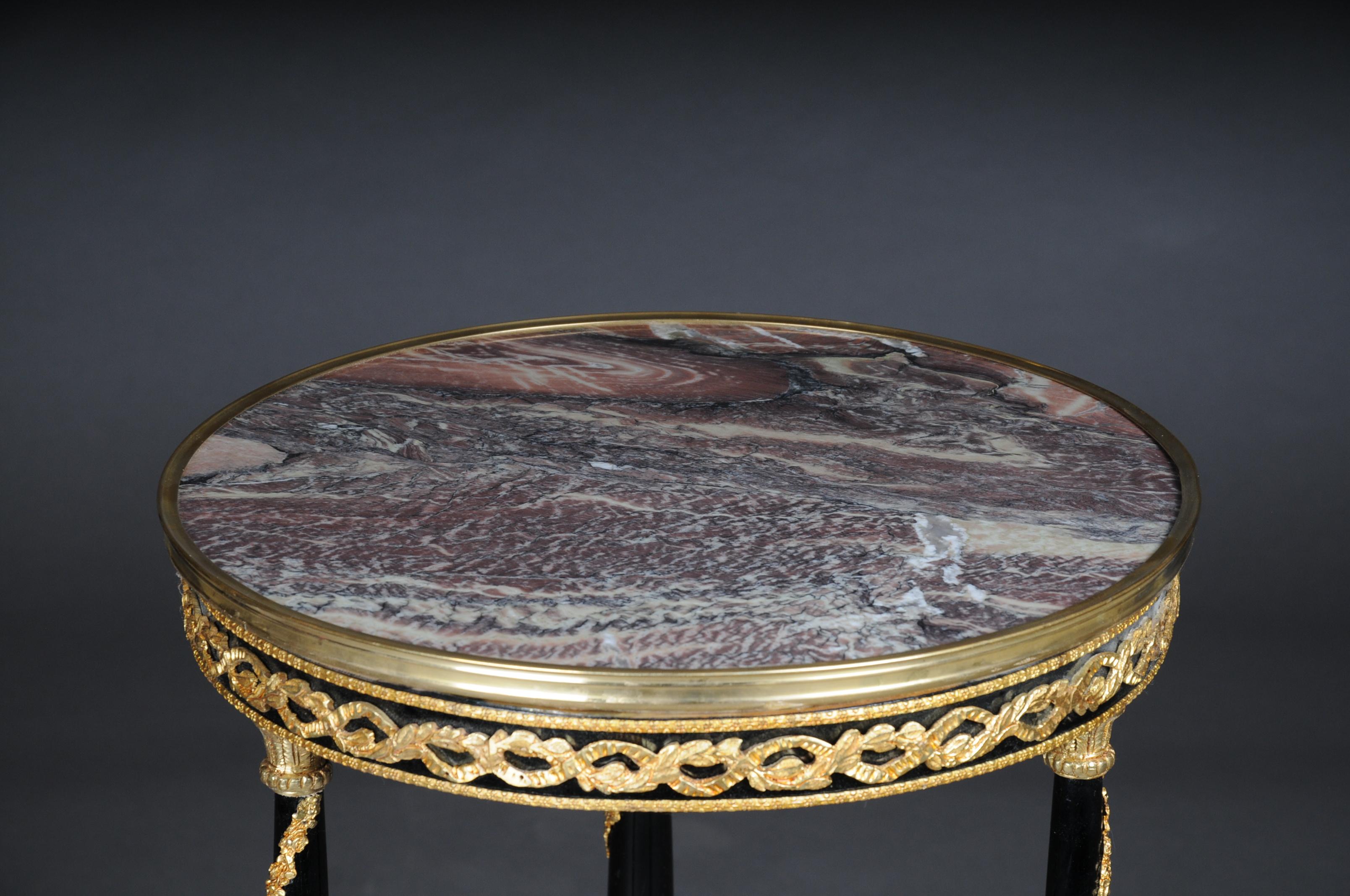 Laiton Majestueuse table d'appoint Empire du 20ème siècle en bois de hêtre, marbre, ronde, noire