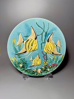 Plato decorativo de mayólica del siglo XX con motivos de peces, de Ludwig Klopfe, Alemania