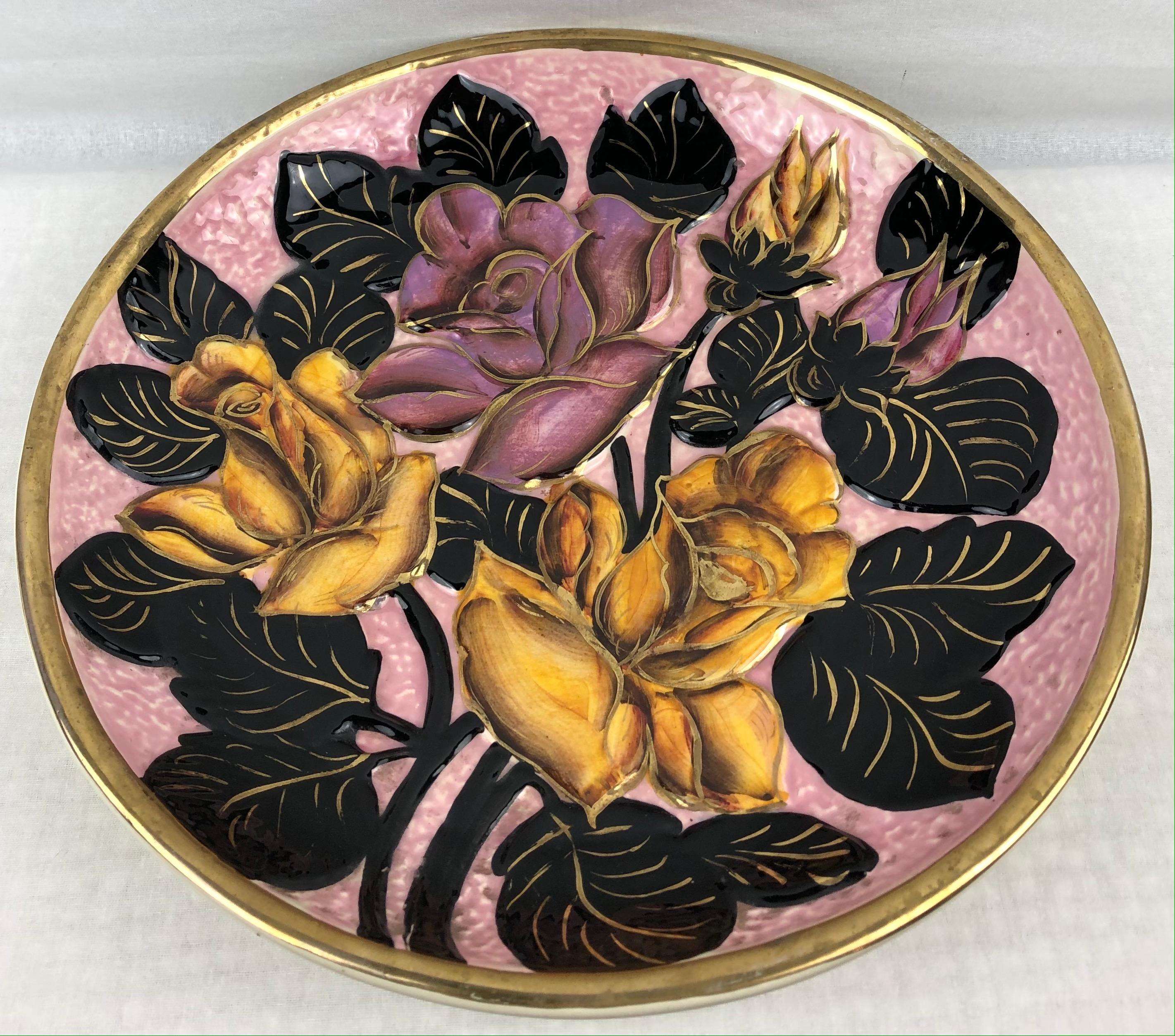 Majolique Assiette à fleurs en majolique du 20ème siècle de Vallauris en vente