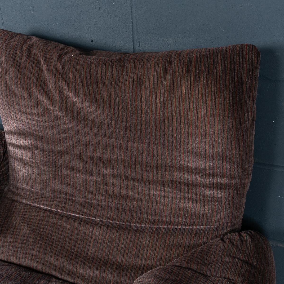 20th Century Maralunga Sofa In Original Velvet Fabric By Vico Magistretti For Sale 10