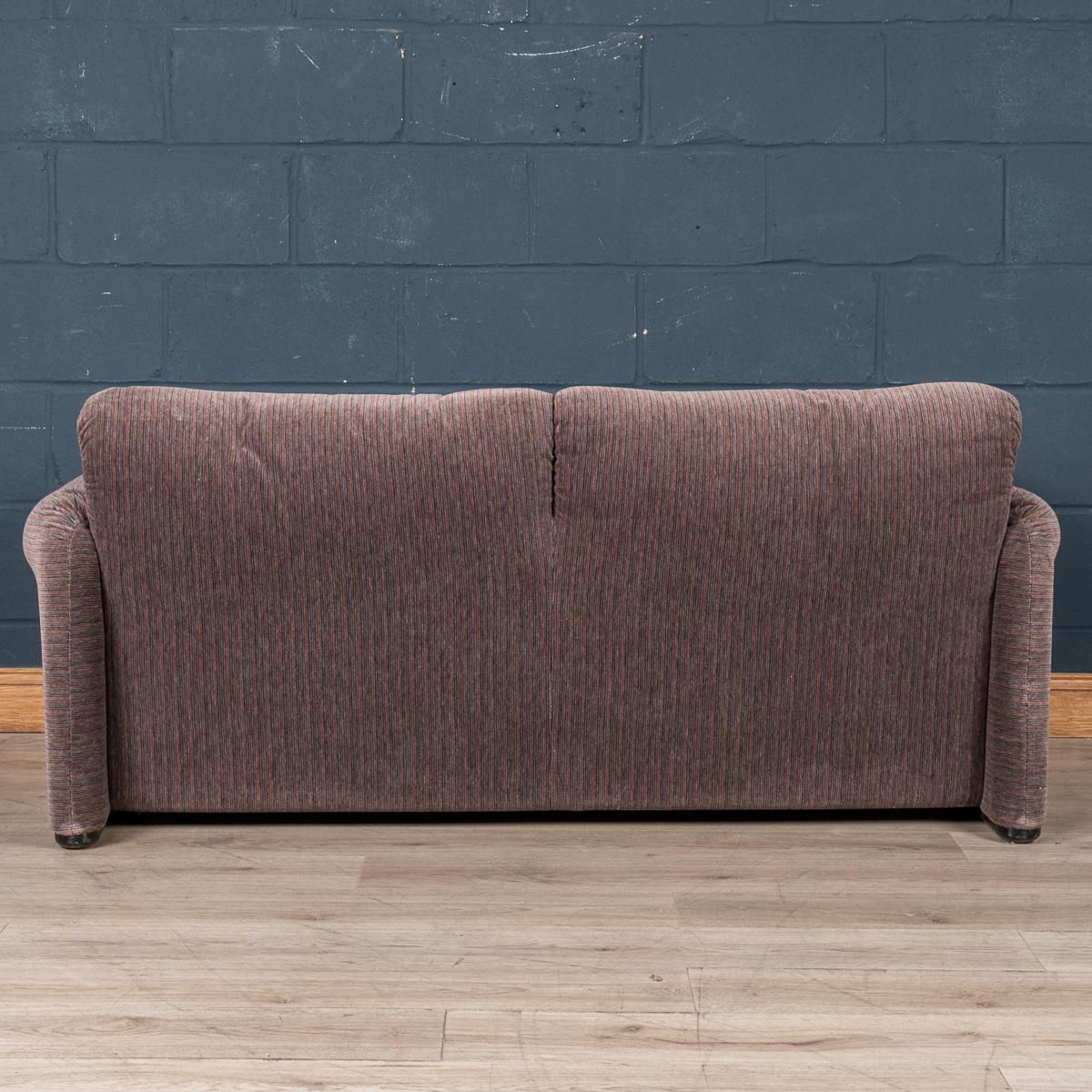 Maralunga-Sofa des 20. Jahrhunderts aus originalem Samtstoff von Vico Magistretti im Zustand „Gut“ im Angebot in Royal Tunbridge Wells, Kent