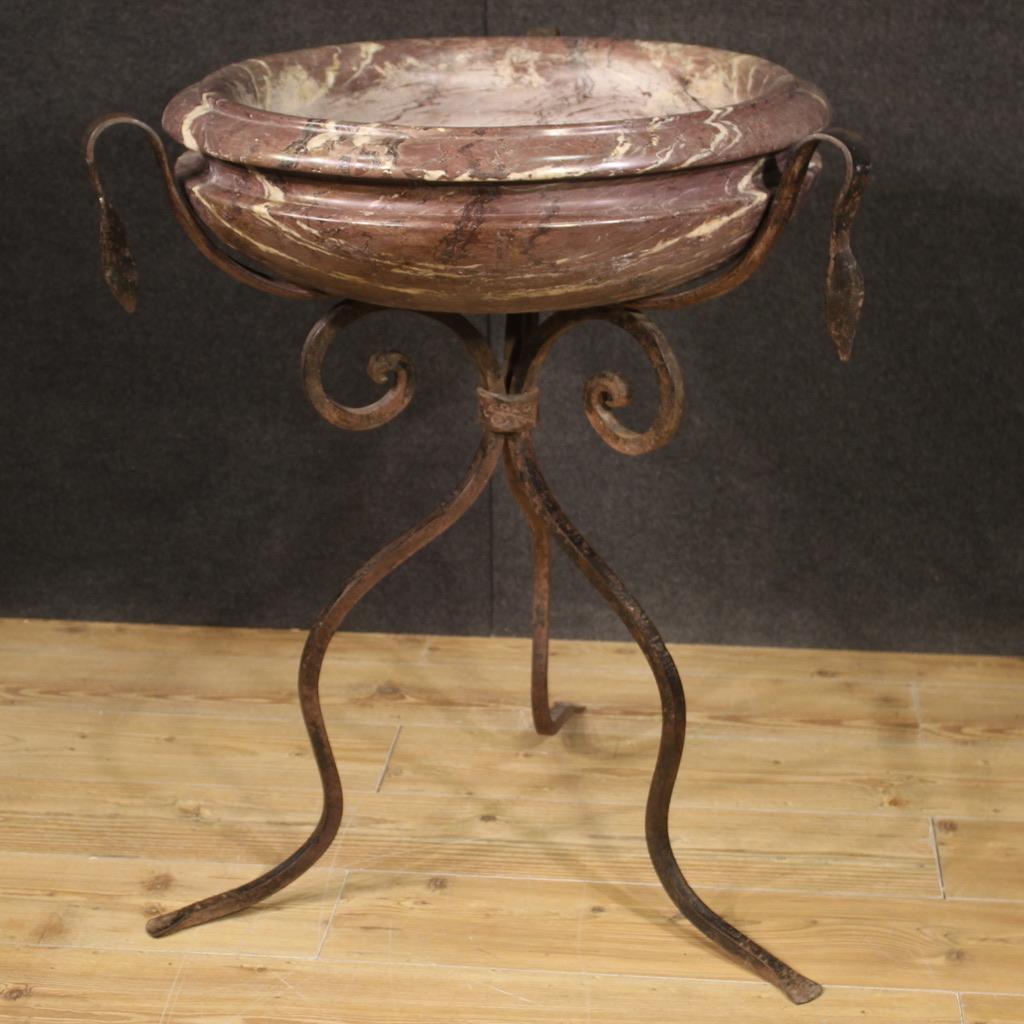 Italian planter from the early 20th century. Object composed of a base in wrought and chiseled iron and a basin in sculpted marble of exceptional quality. Furniture of beautiful size and proportions, which can be easily placed in different parts of