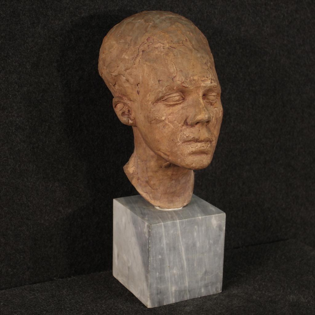 Interesting Italian sculpture from the 20th century. Terracotta object depicting a man's face of beautiful quality and pleasant decor. Sculpture in beautiful patina fixed on a marble base, 6-sided cube with a length/height of approximately 14 cm.