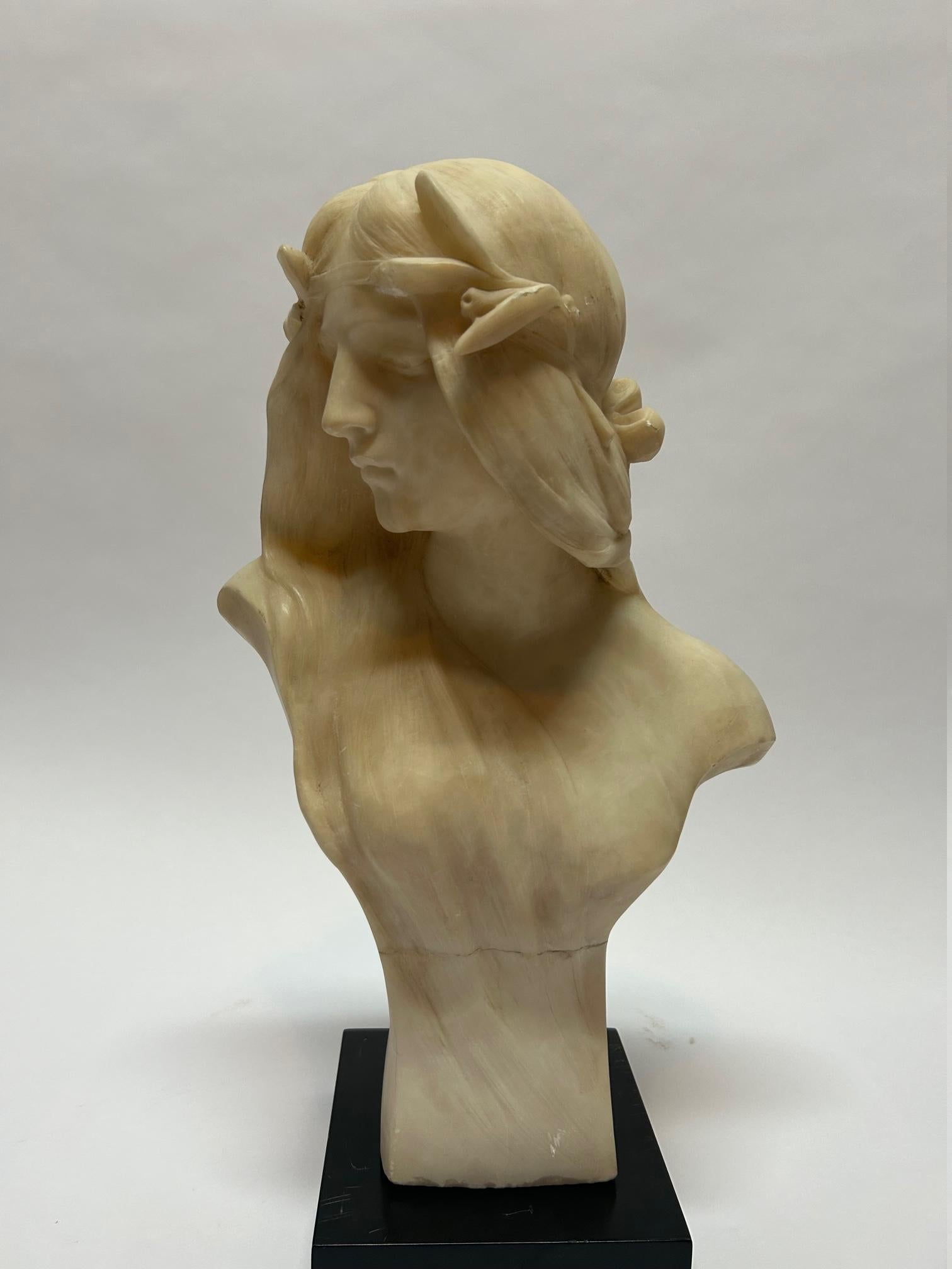 Statue en marbre représentant une femme.
Bonne qualité.

Bon état avec un petit morceau manquant par la mèche de cheveux vous pouvez voir l'image 2.

