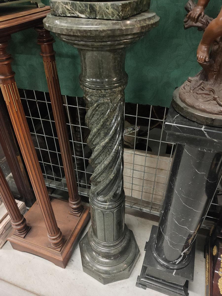 A Classic pedestal, meter high, made of bottle green marble, in the form of a column with a round, mostly smooth shaft, crowned with a round stone top.
Pedestal maintained in a classicist spirit.
Despite the relatively simple form, because it is