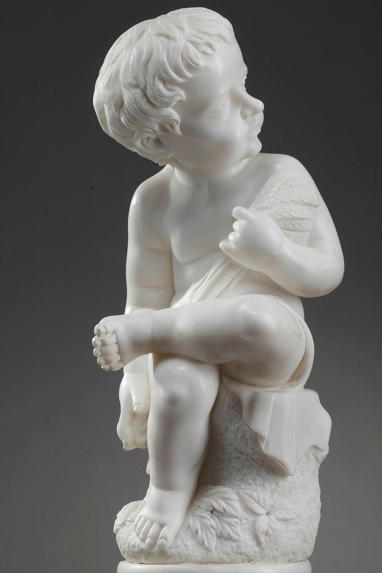 Grande figura in marmo raffigurante un ragazzo seduto su una roccia, che tiene in mano delle molle di grano. Scolpita in marmo bianco luminoso alla fine del XX secolo, questa figura è un'opera di squisito fascino. Evoca l'innocenza dell'infanzia. La
