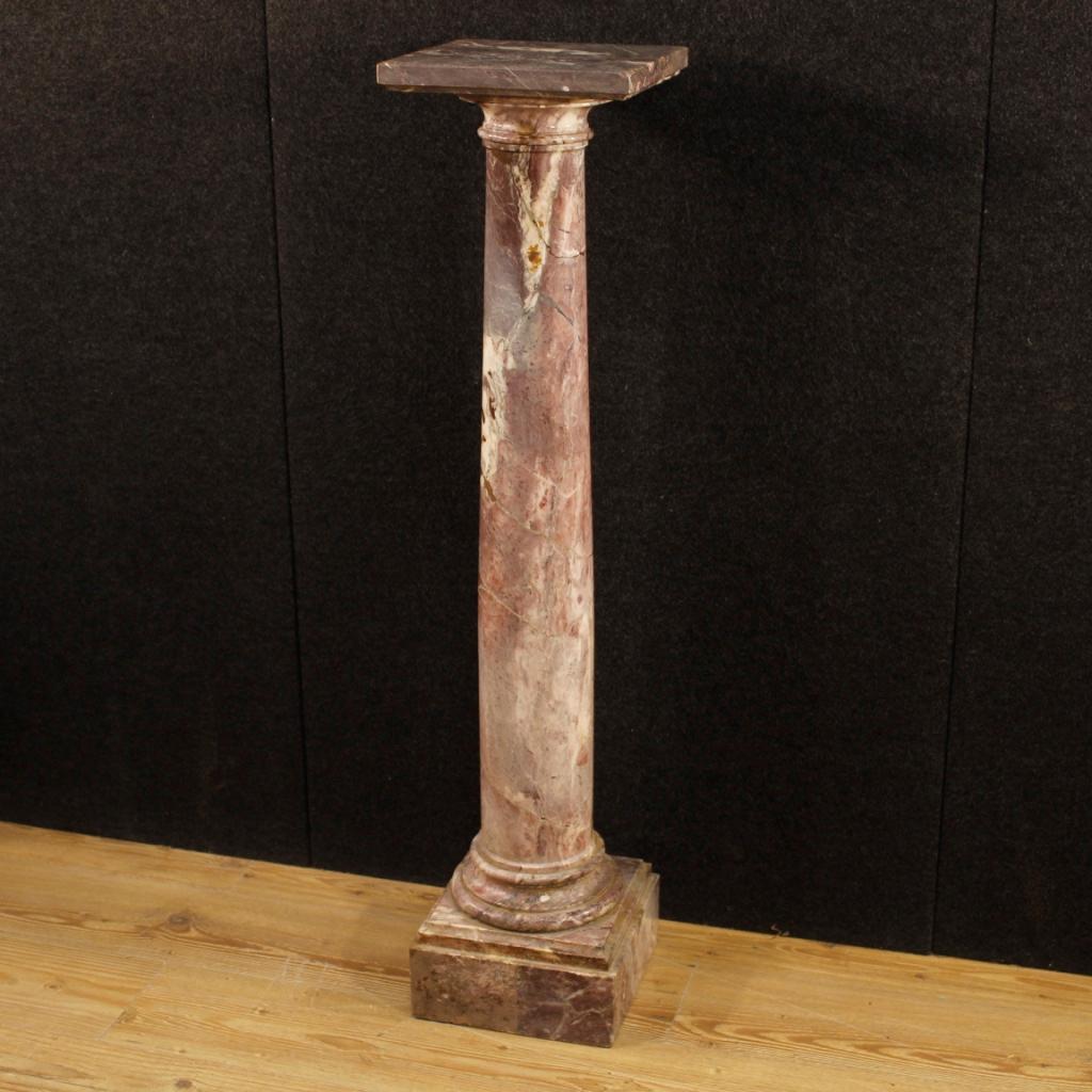 French column from the early 20th century. Object sculpted in marble of great size and quality. Furniture consisting of two separable elements (column + top, see photo). Column of great elegance, ideal for exhibiting sculptures in marble or bronze.