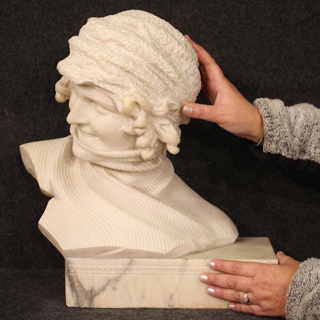 Italienische Skulptur aus der ersten Hälfte des 20. Jahrhunderts. Marmorarbeit, die ein junges Mädchen mit Rollkragenpullover und Wintermütze darstellt, von ausgezeichneter Qualität. Hervorragend gearbeitete Skulptur, man beachte die Locken des
