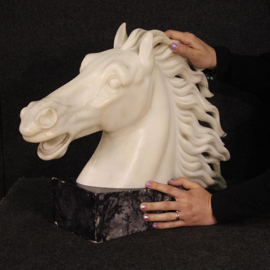 Fabuleuse sculpture italienne en marbre du milieu du 20e siècle. Œuvre représentant la tête d'un cheval en marbre blanc reposant sur un socle également en marbre. Sculpture finie à partir du centre d'une qualité exceptionnelle finement sculptée et