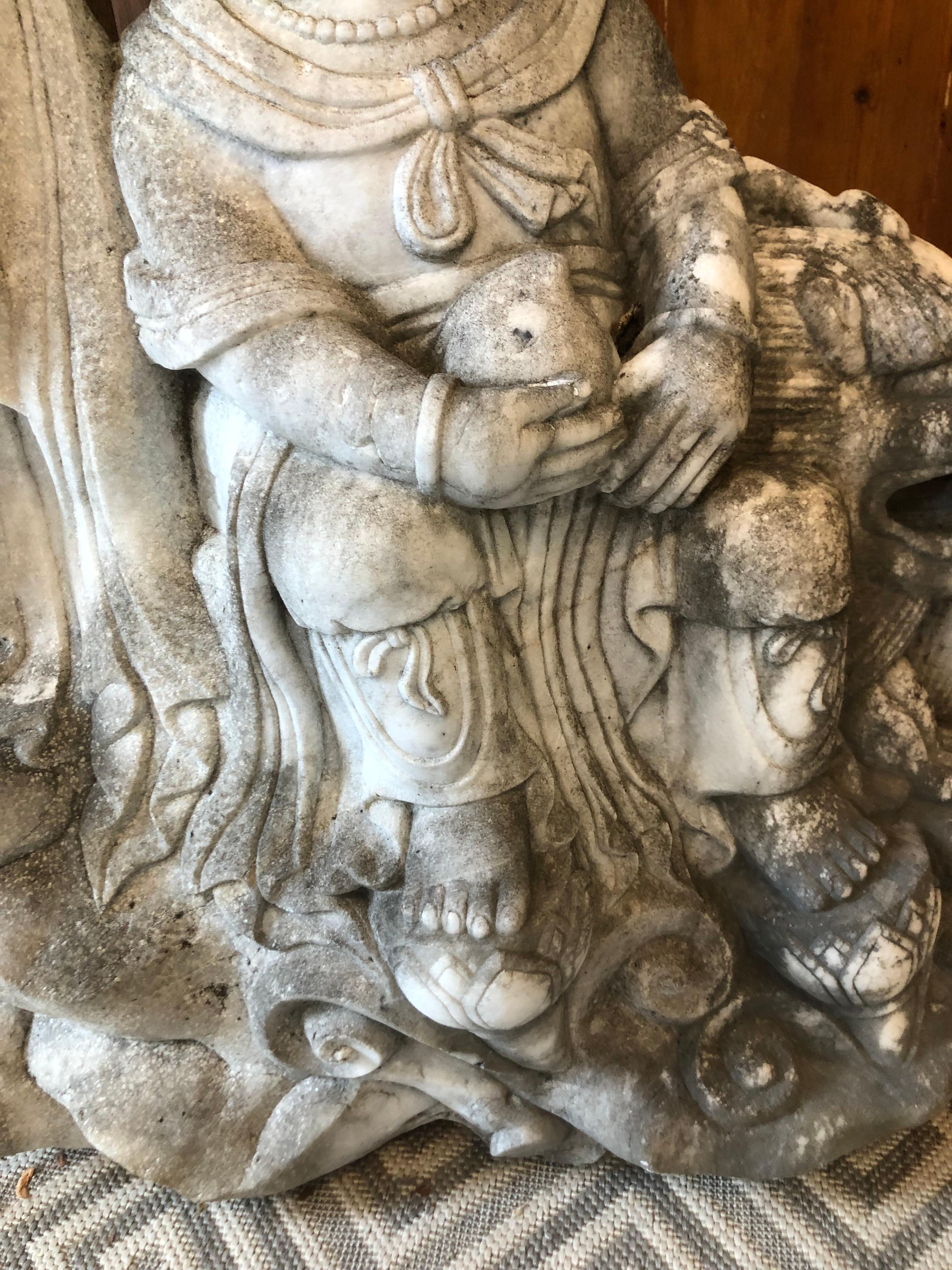 Marmorstatue aus Kwan-Yin des 20. Jahrhunderts mit Kind und Foo Hund im Angebot 3