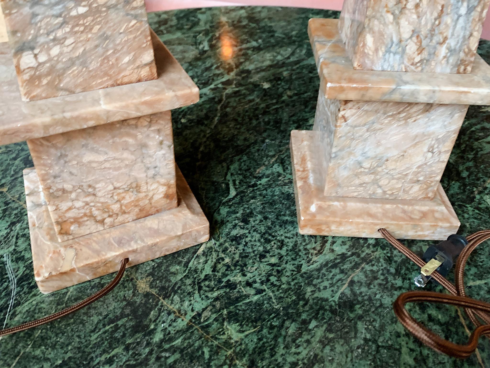 Paire de lampes de table obélisque en marbre du 20e siècle en vente 5