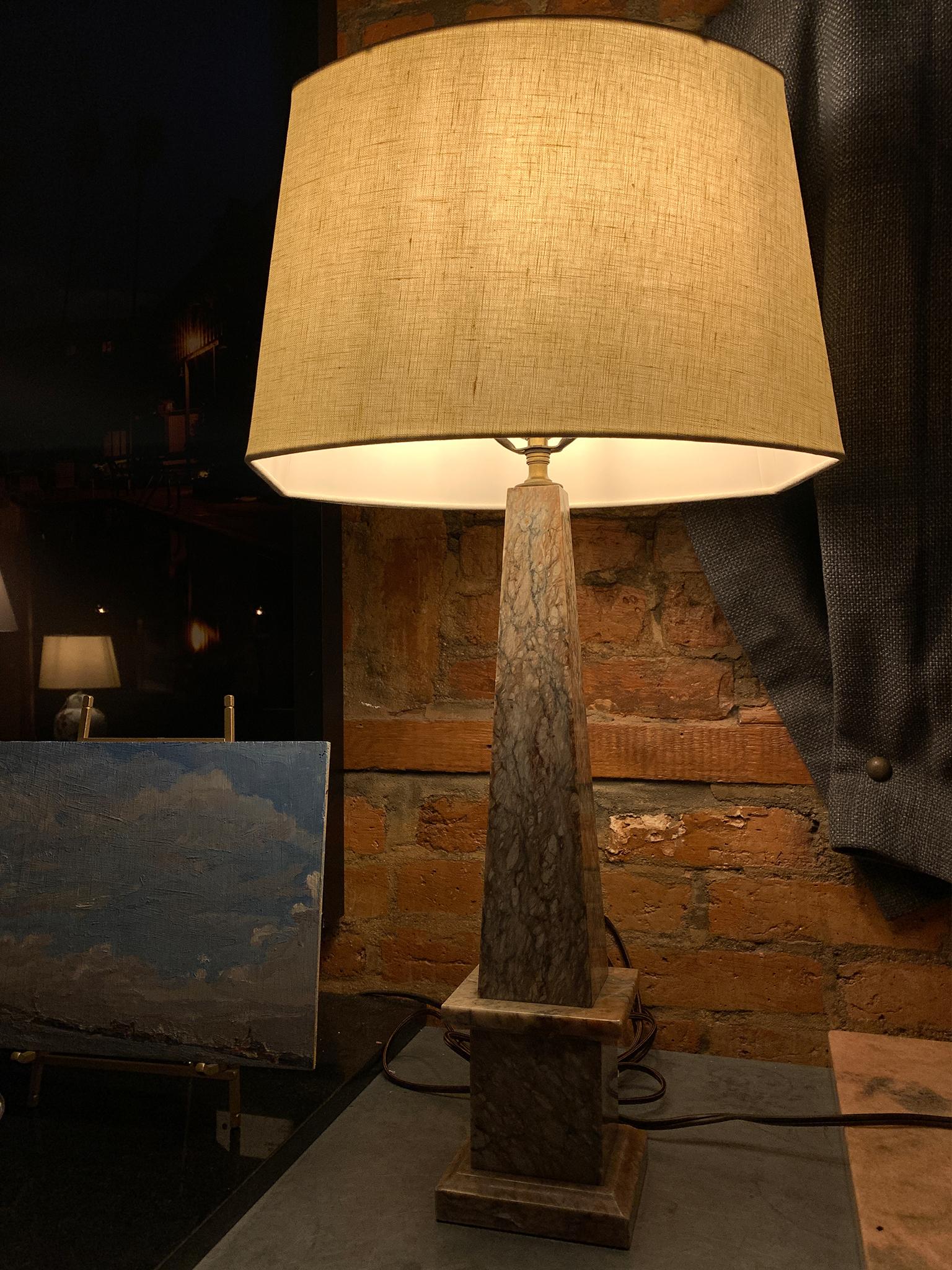 Paire de lampes de table obélisque en marbre du 20e siècle en vente 7
