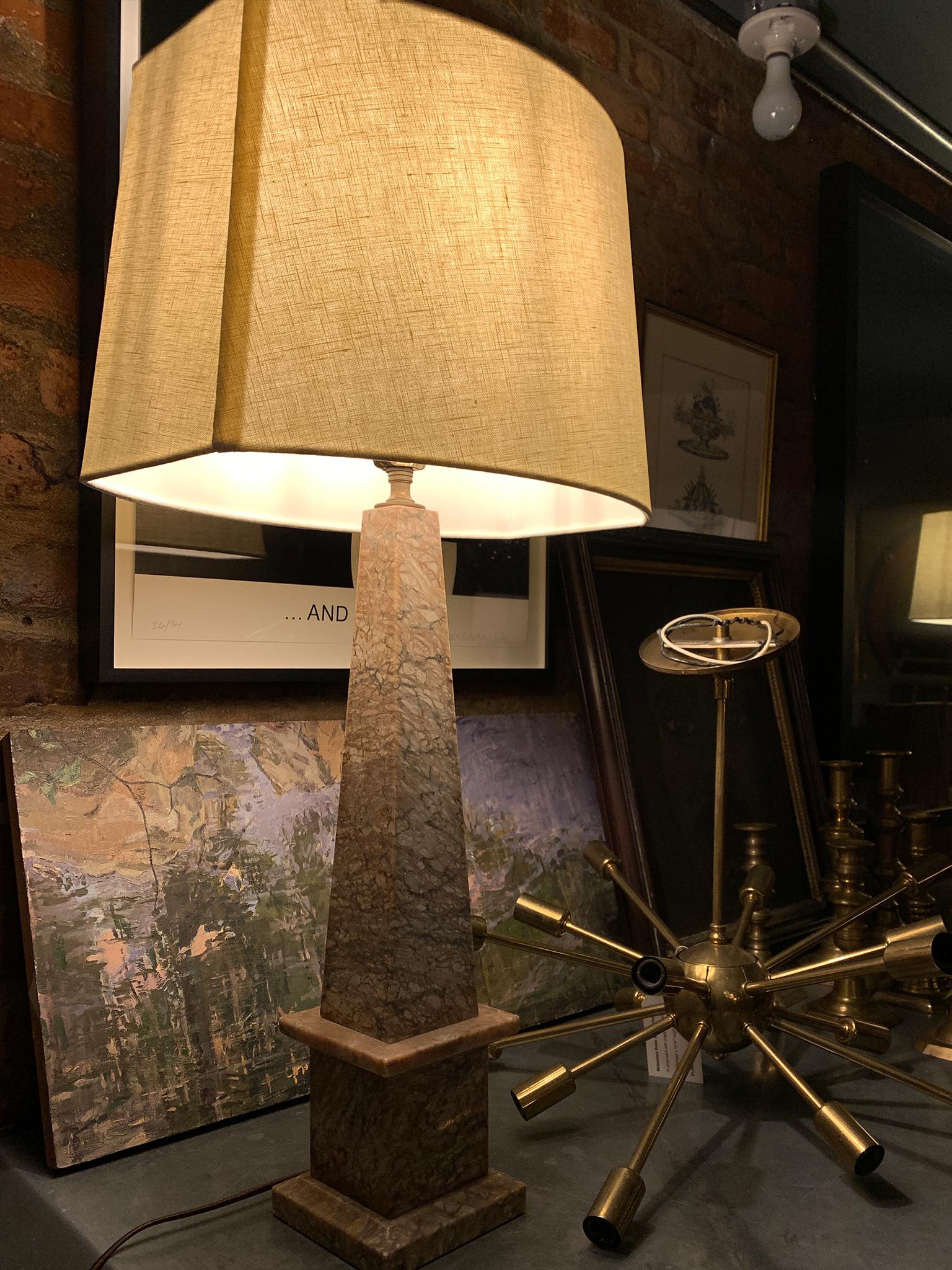 Paire de lampes de table obélisque en marbre du 20e siècle en vente 8
