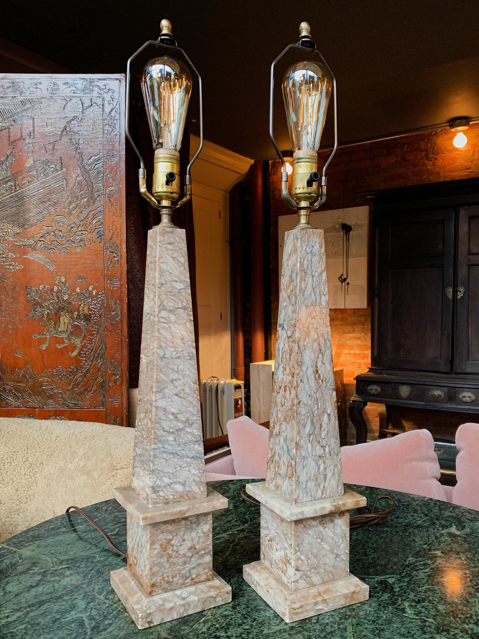 Paire de lampes de table obélisque en marbre du 20e siècle Bon état - En vente à New York, NY