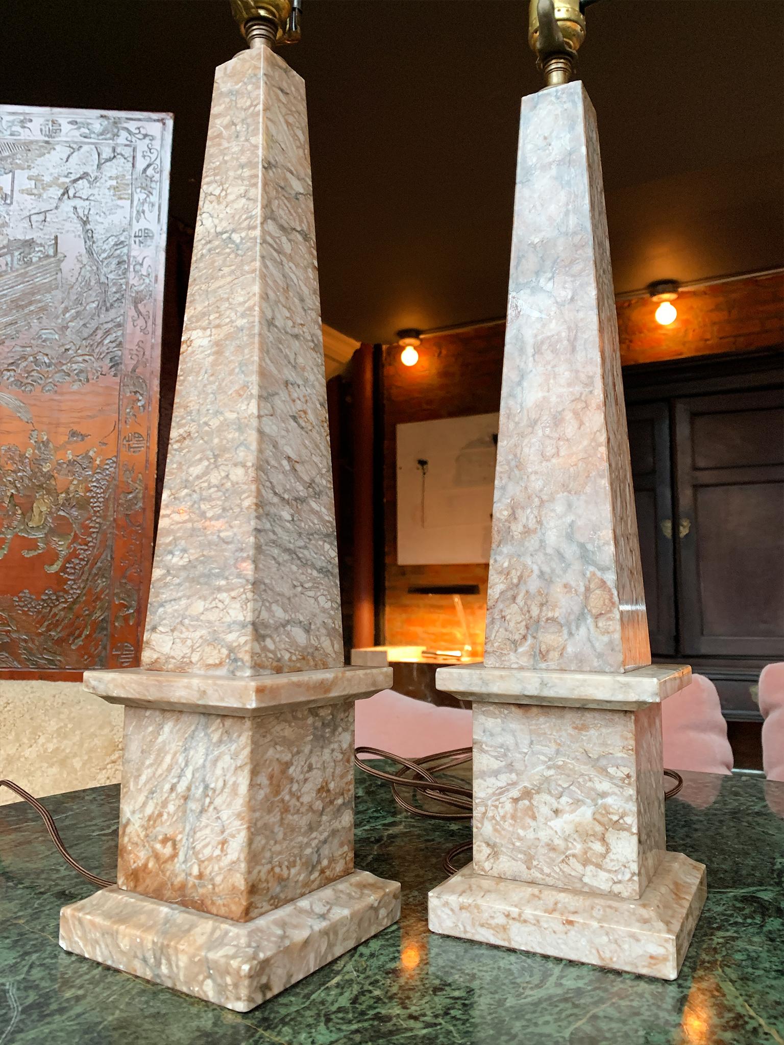 20ième siècle Paire de lampes de table obélisque en marbre du 20e siècle en vente