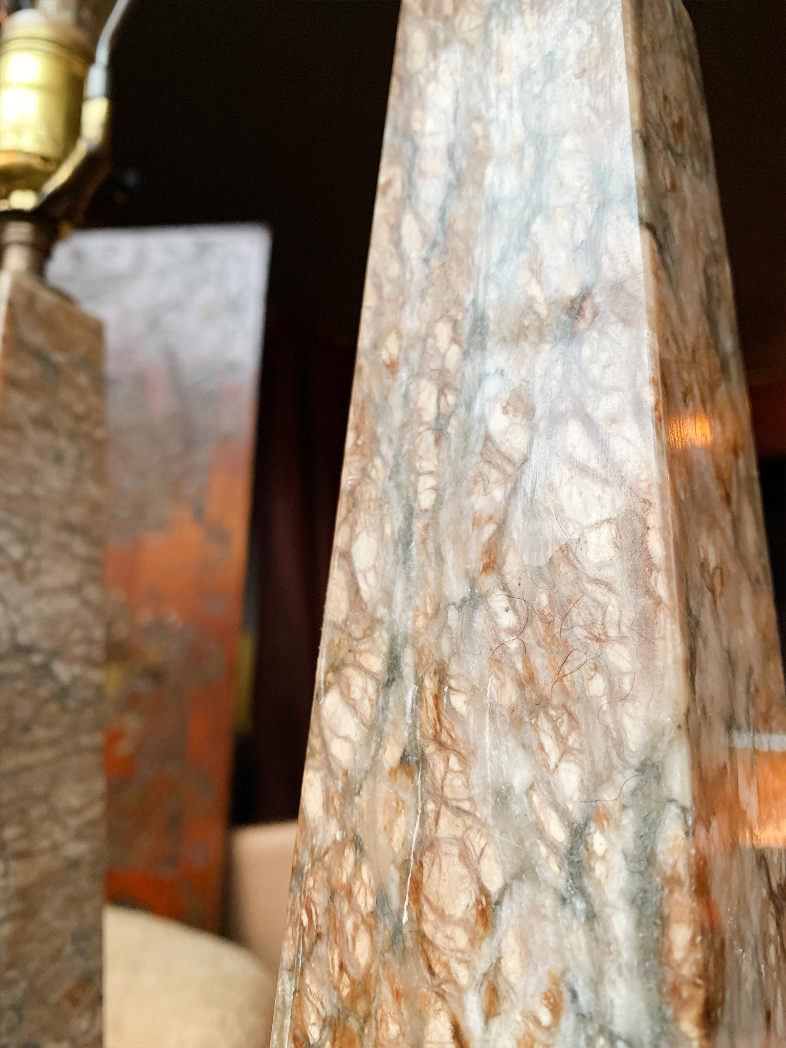 Paire de lampes de table obélisque en marbre du 20e siècle en vente 2