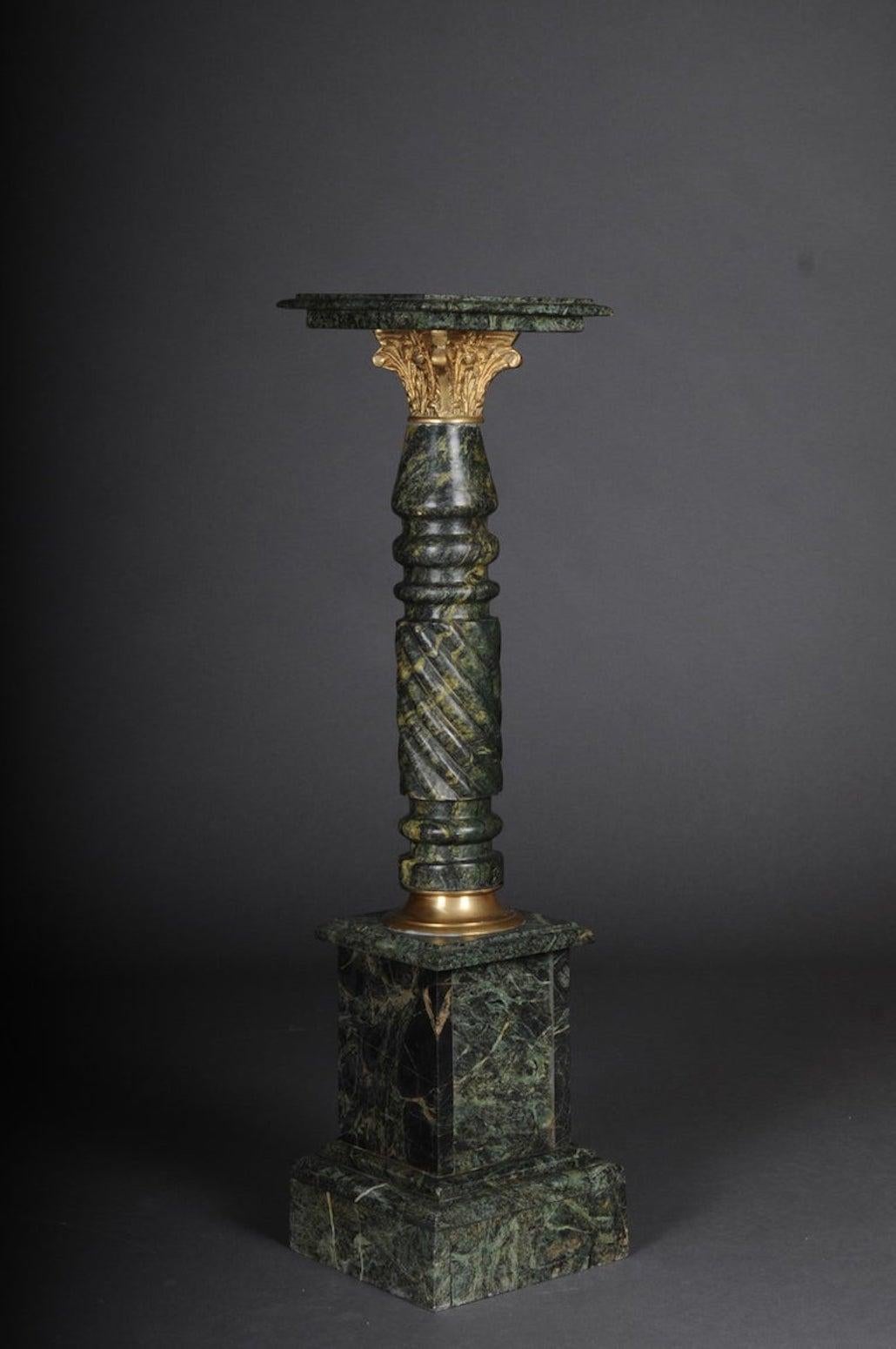 Marmorsäule aus dem 20. Jahrhundert im Stil Louis XV
Grüner Marmor mit Sockeln und Kapitellen aus Bronze. Rechteckige, profilierte Abdeckplatte. Teilweise gedrehte Säulenwelle
Äußerst dekorativ.
