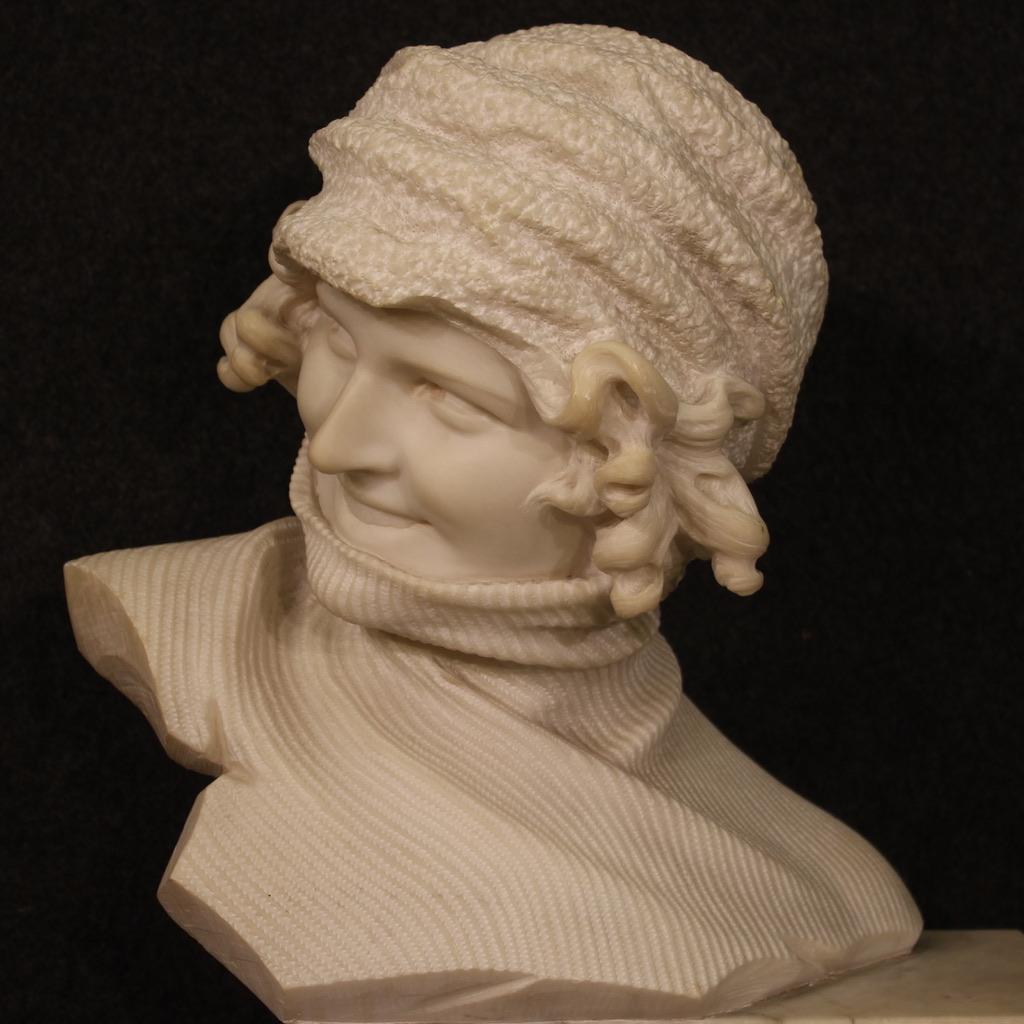Italian sculpture from the first half of the 20th century. Marble work depicting a young girl with a turtleneck and winter hat of excellent quality. Finished sculpture of excellent workmanship, note the girl's curls and the meticulous details of her