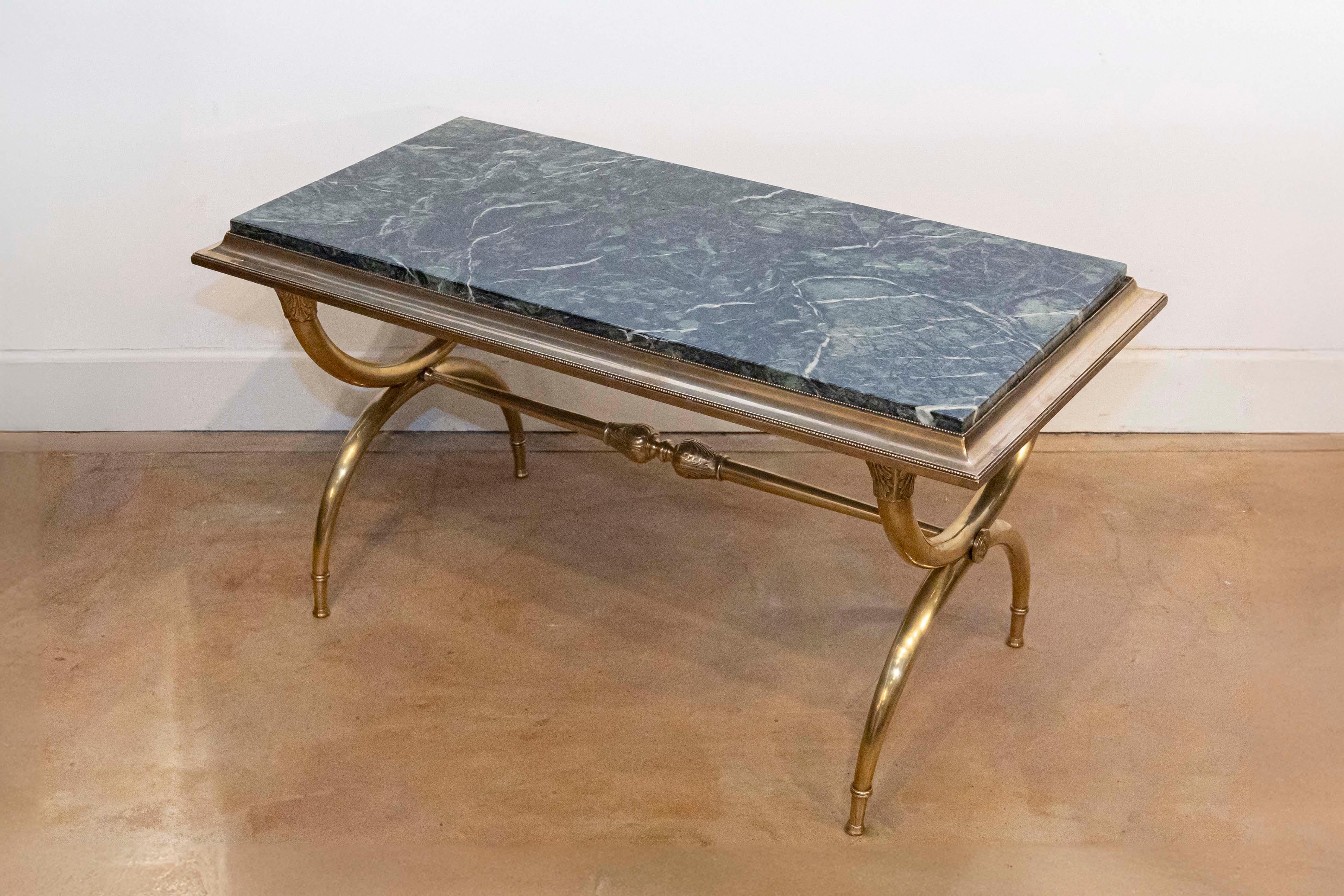 Cette exquise table basse française du XXe siècle est un mélange étonnant de matériaux opulents et de design élégant, parfait pour ajouter une touche de sophistication intemporelle à n'importe quel intérieur. La table est dotée d'un luxueux plateau