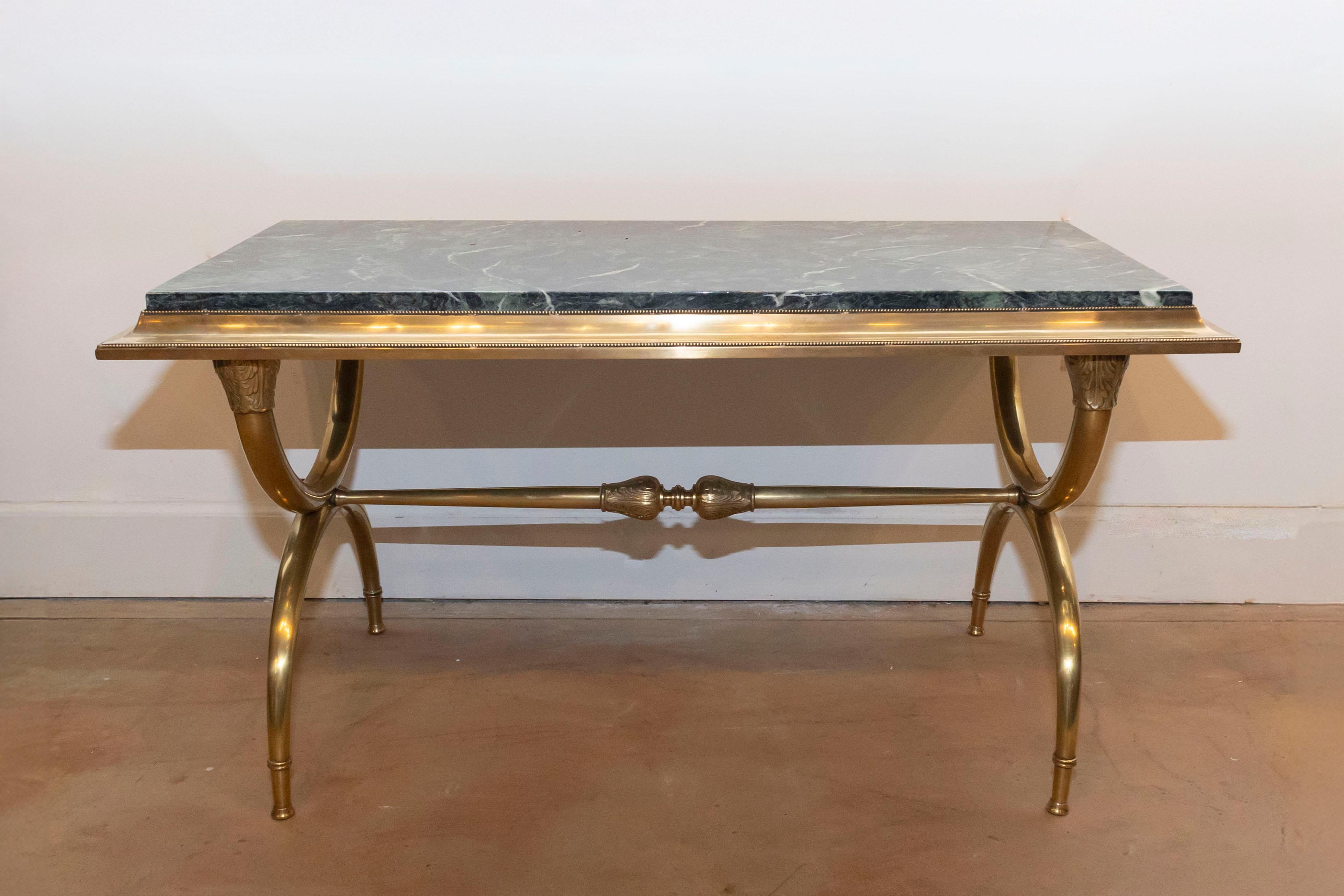 Néoclassique Table basse française du 20e siècle à plateau de marbre en vente