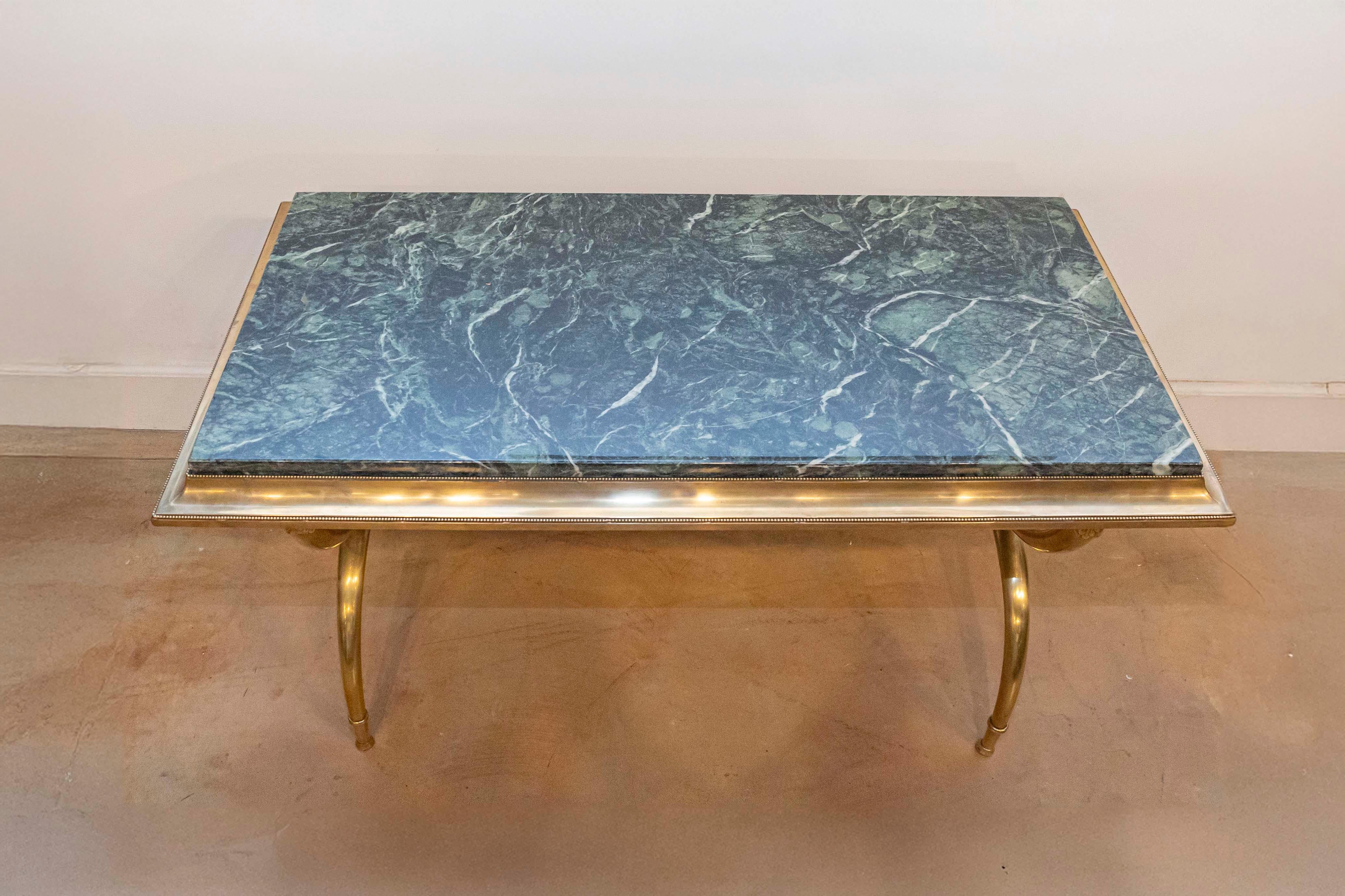 Moulage Table basse française du 20e siècle à plateau de marbre en vente