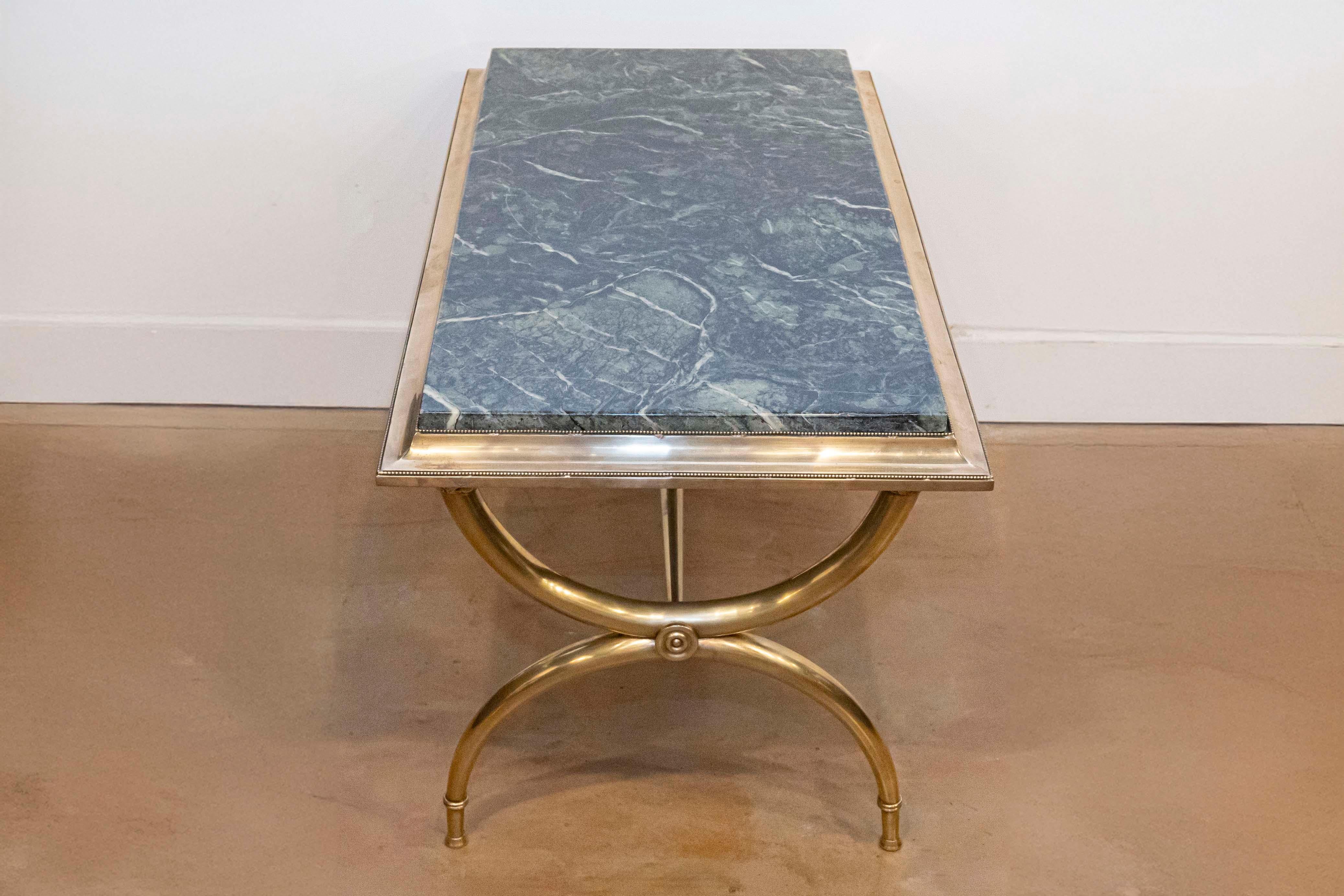 20ième siècle Table basse française du 20e siècle à plateau de marbre en vente